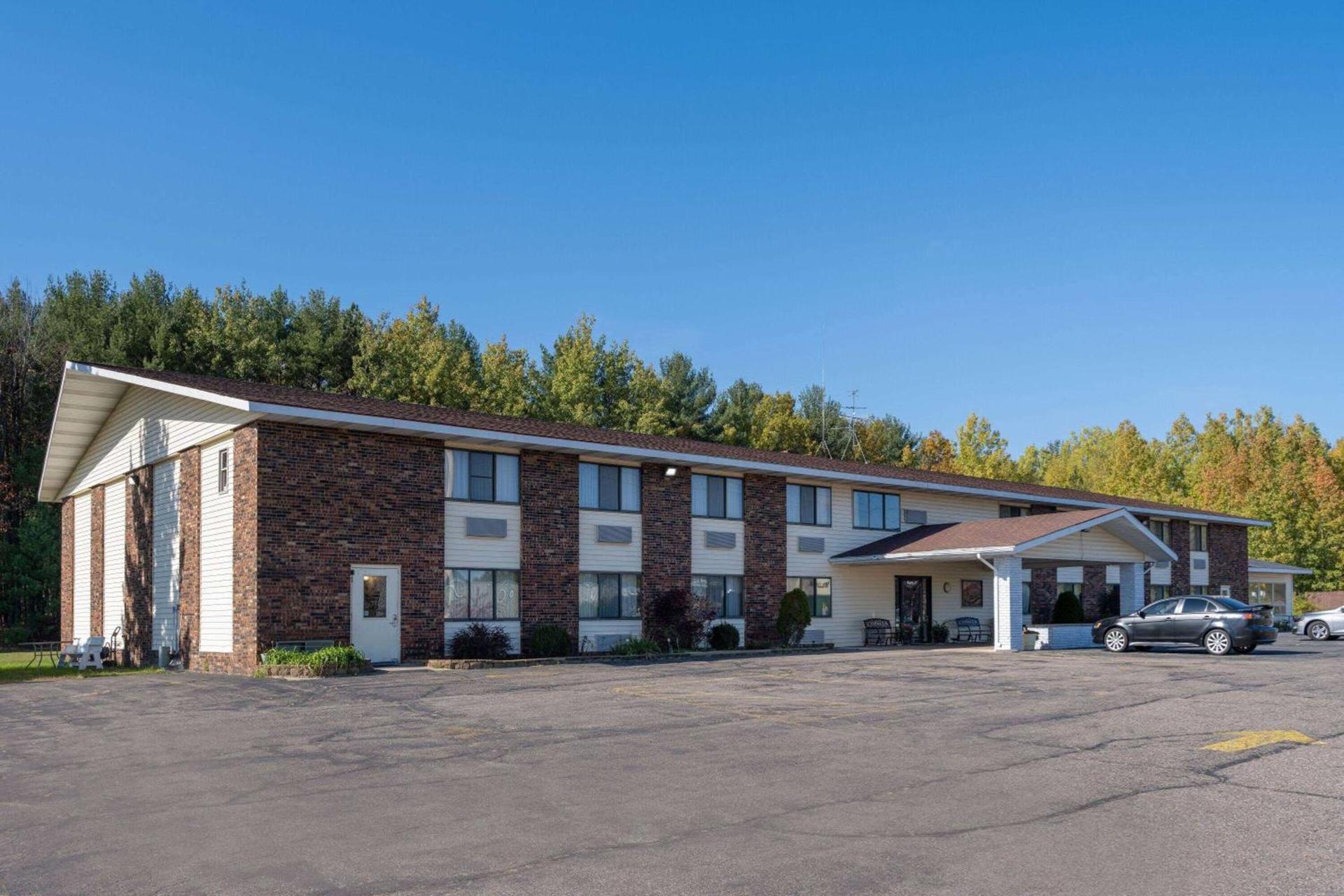 Travelodge by Wyndham Merrill photo 2