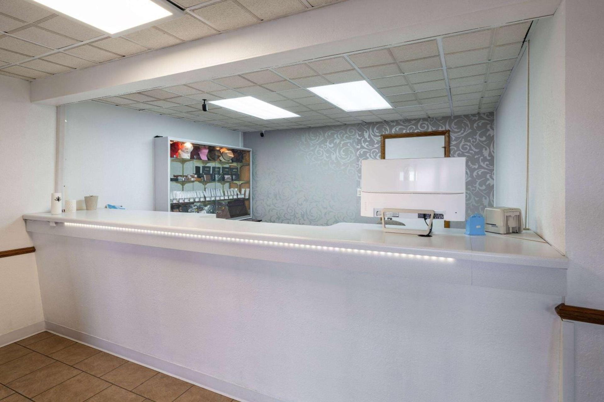 Travelodge by Wyndham Merrill photo 3