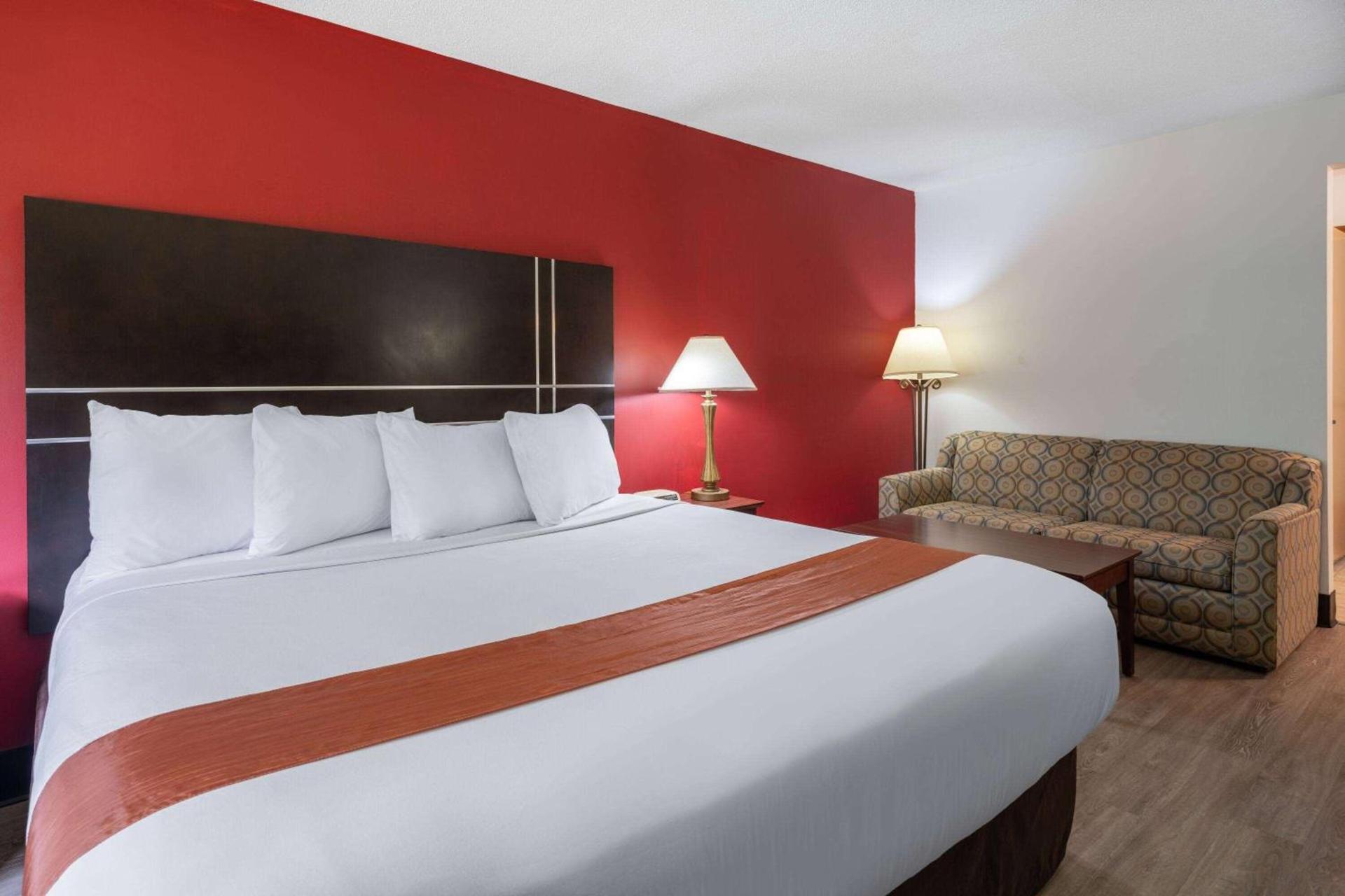 Travelodge by Wyndham Merrill photo 8