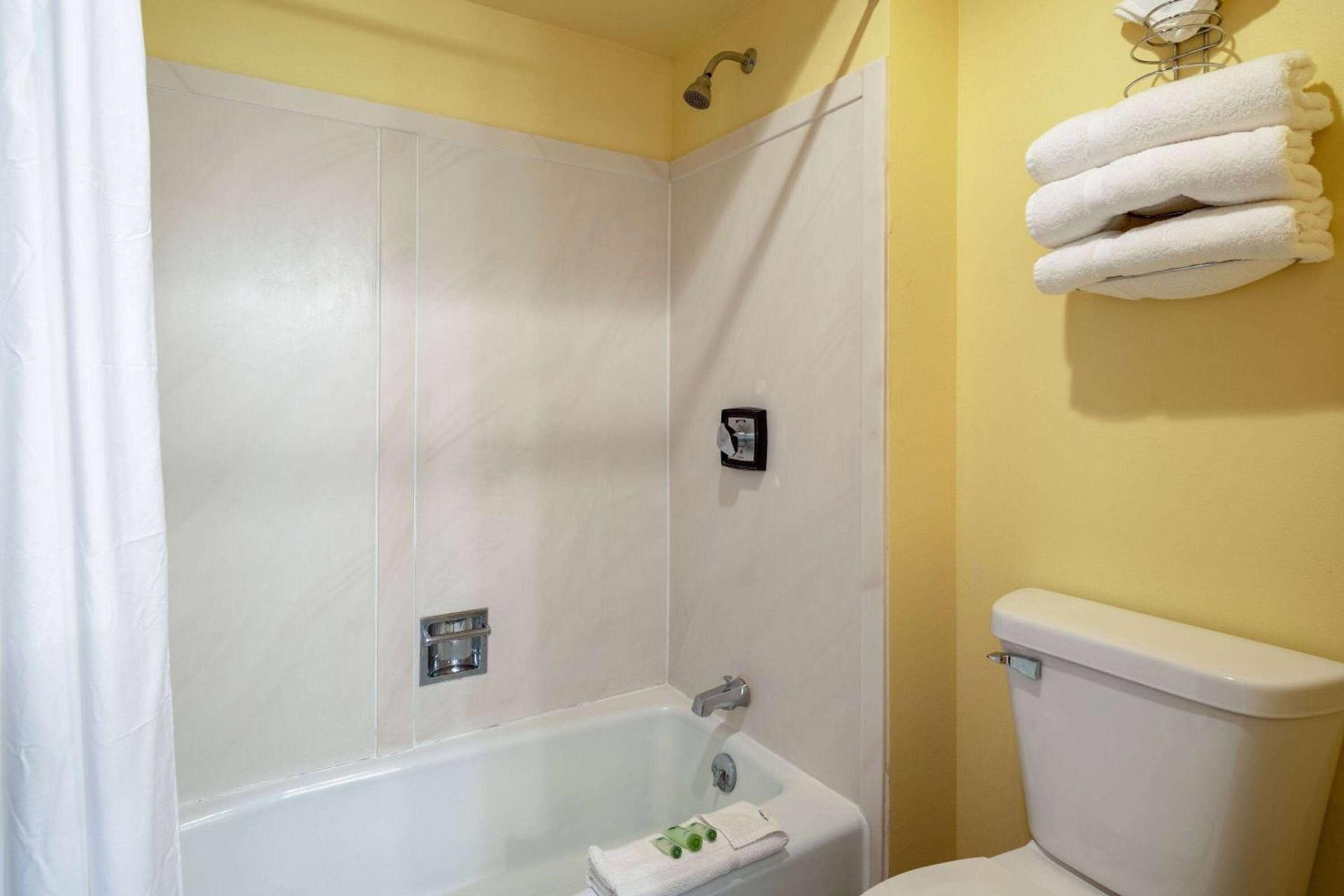 Travelodge by Wyndham Merrill photo 10