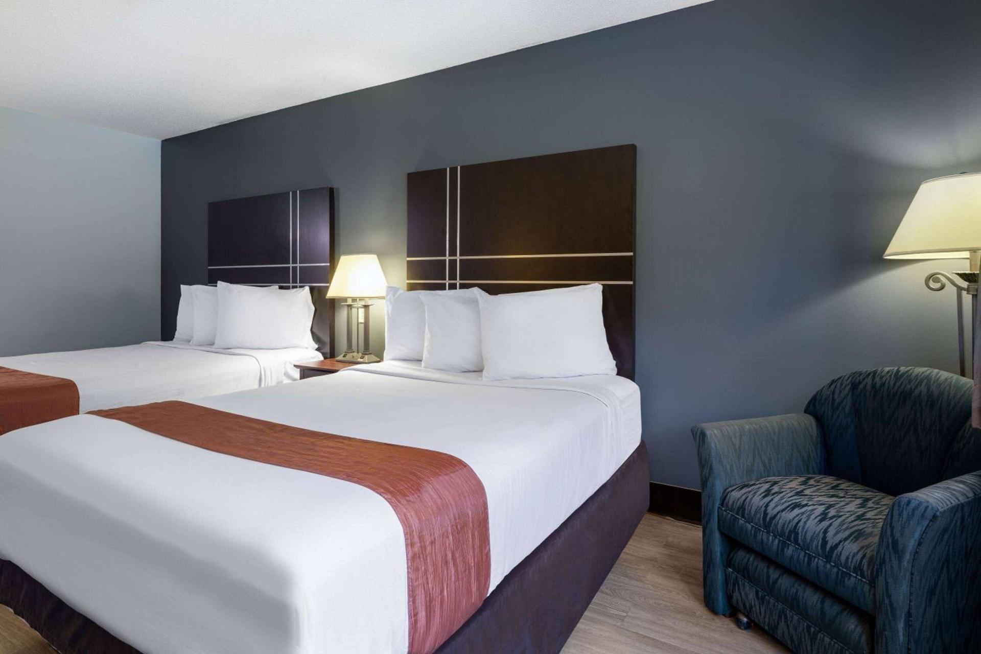 Travelodge by Wyndham Merrill photo 14