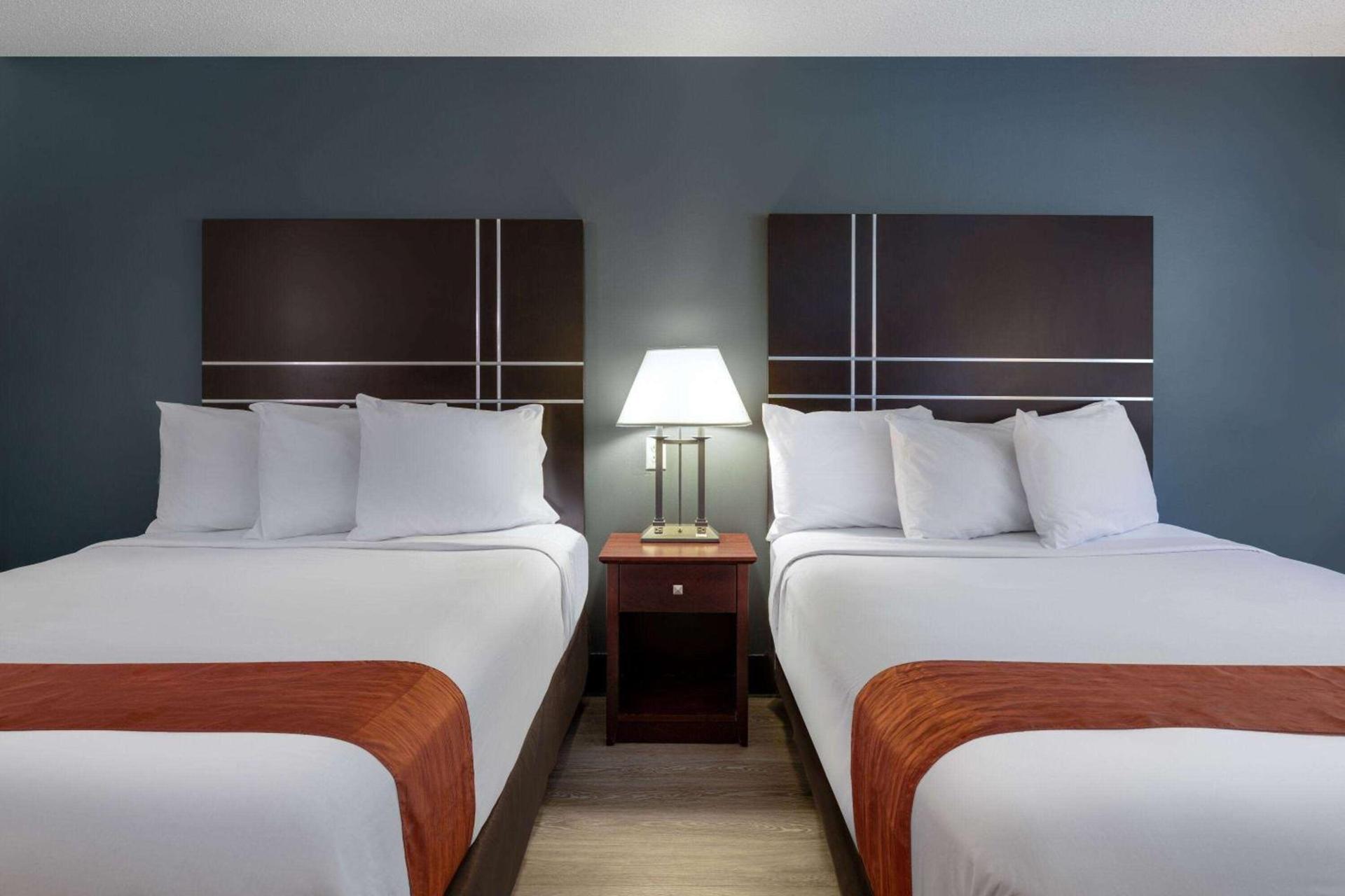 Travelodge by Wyndham Merrill photo 15