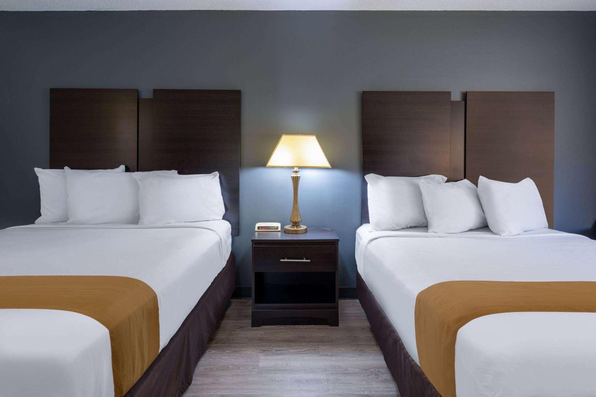 Travelodge by Wyndham Merrill photo 18