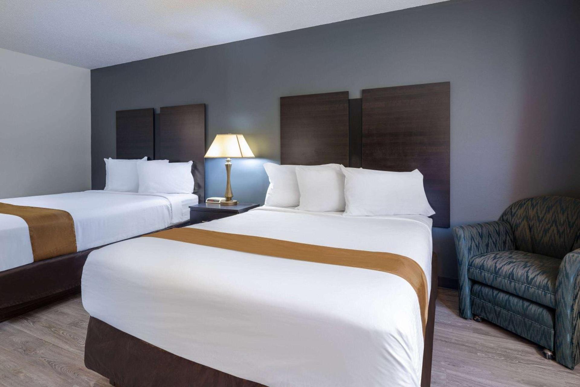Travelodge by Wyndham Merrill photo 19