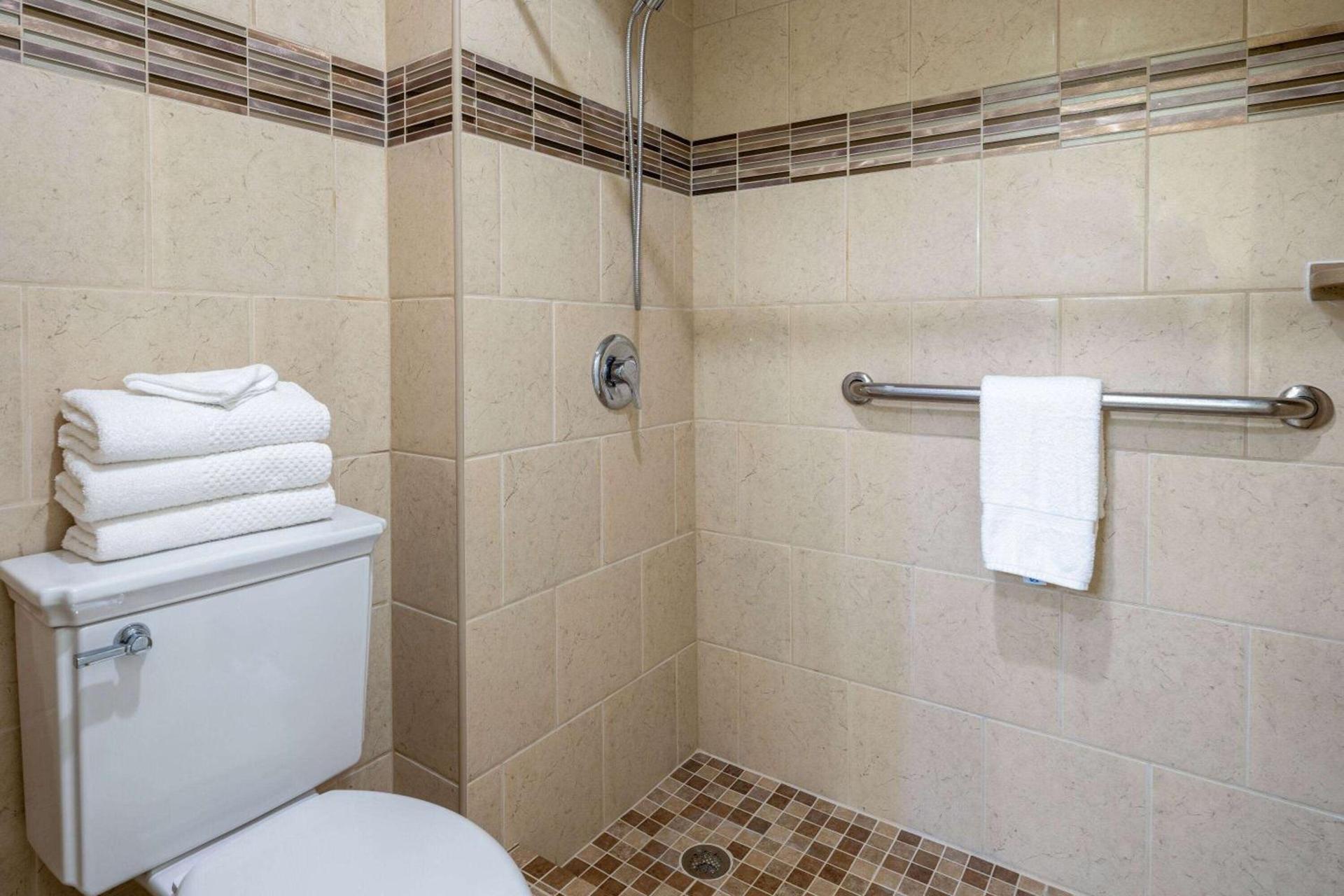 Travelodge by Wyndham Merrill photo 20