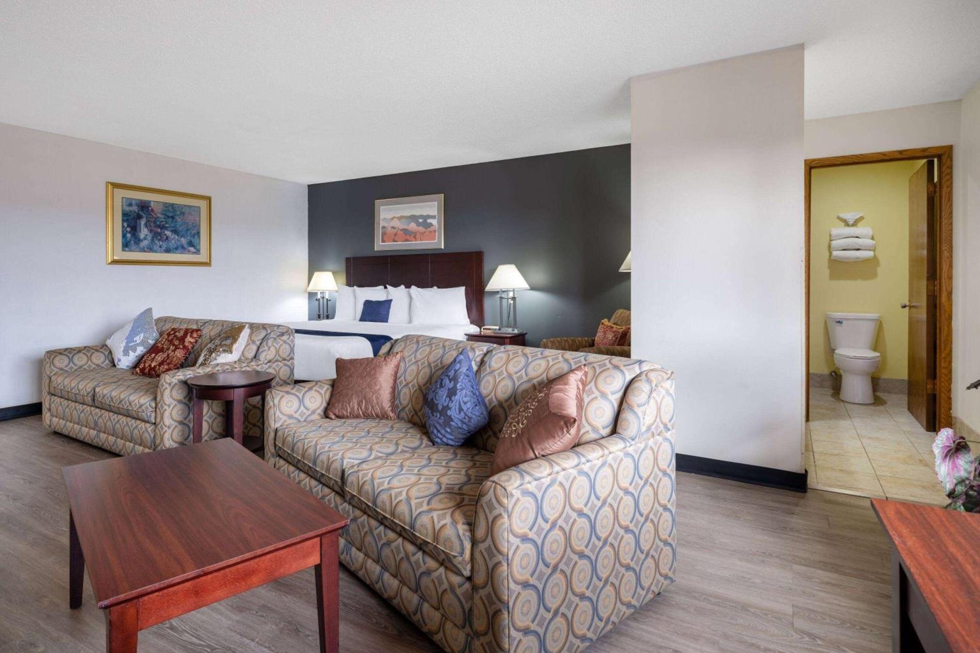 Travelodge by Wyndham Merrill photo 24