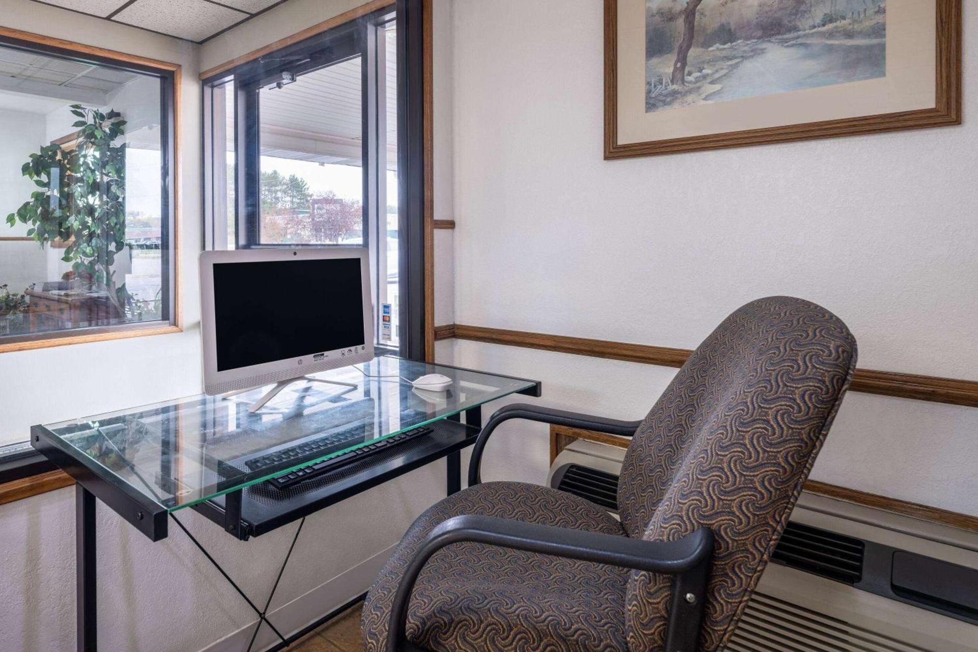 Travelodge by Wyndham Merrill photo 25