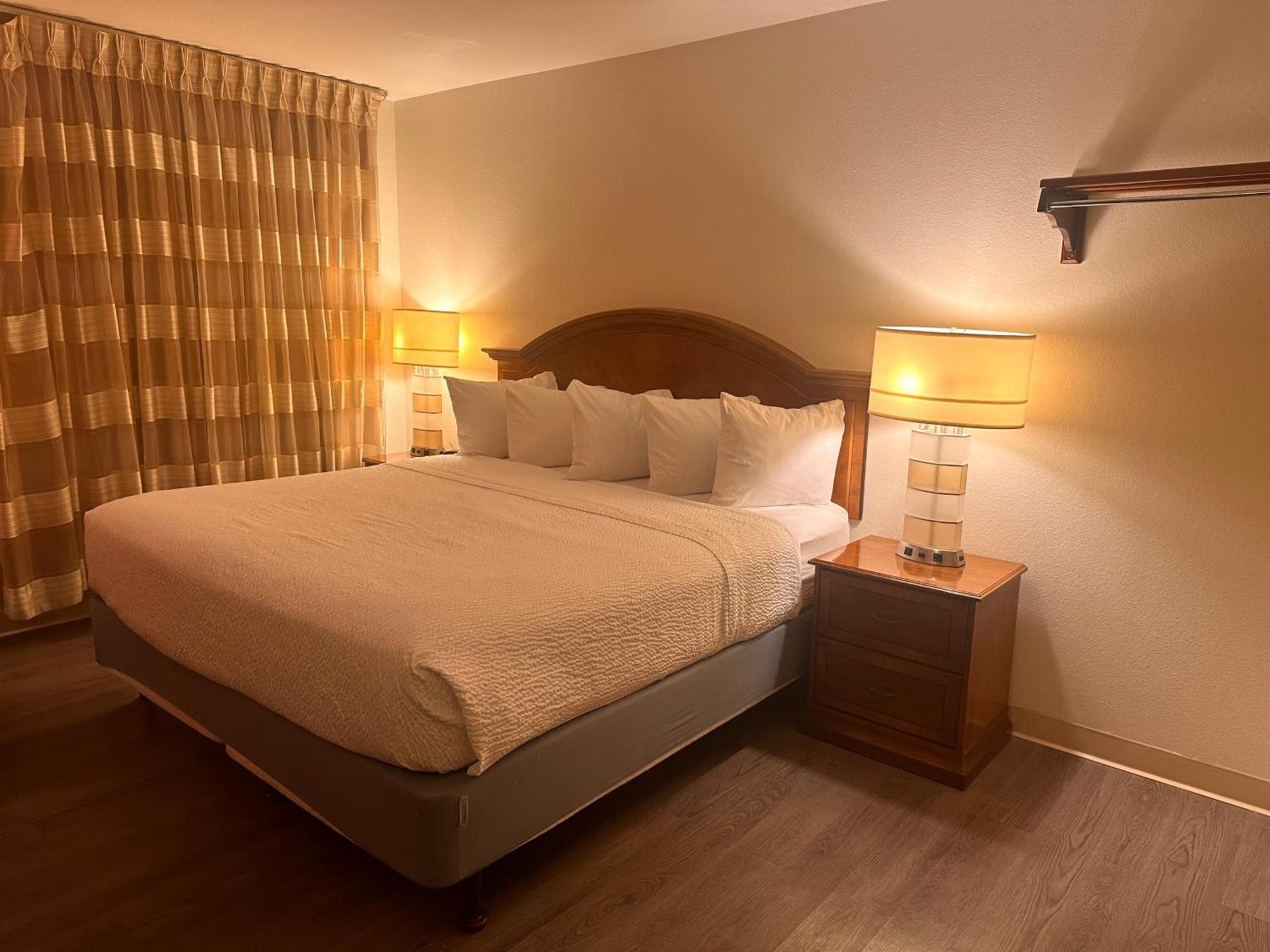 Ramada Downtown by Wyndham Anchorage photo 6