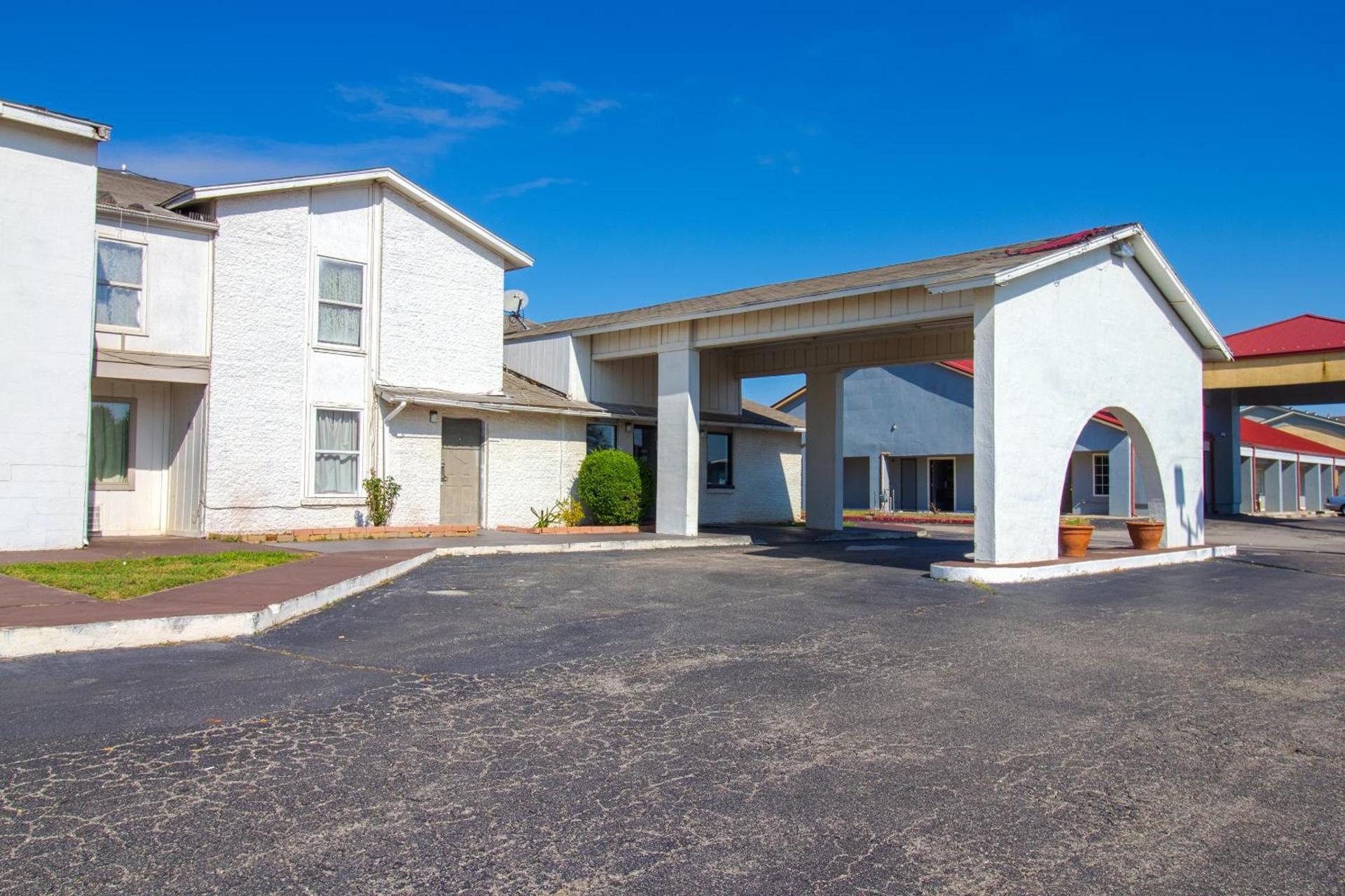 Studio Inn Extended Stay Oklahoma City Airport by OYO photo 1