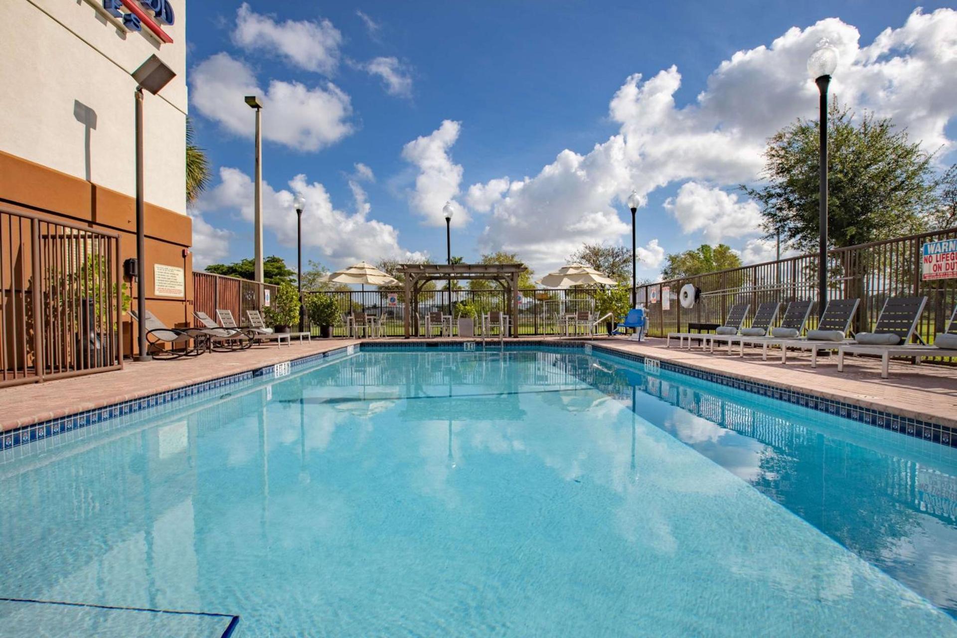 Sonesta Simply Suites Miami Airport Doral photo 2
