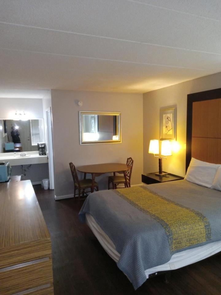 APM Inn and Suites photo 18