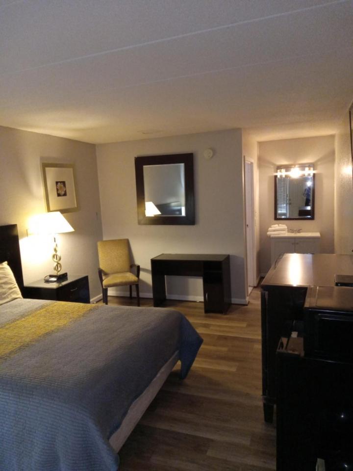 APM Inn and Suites photo 34
