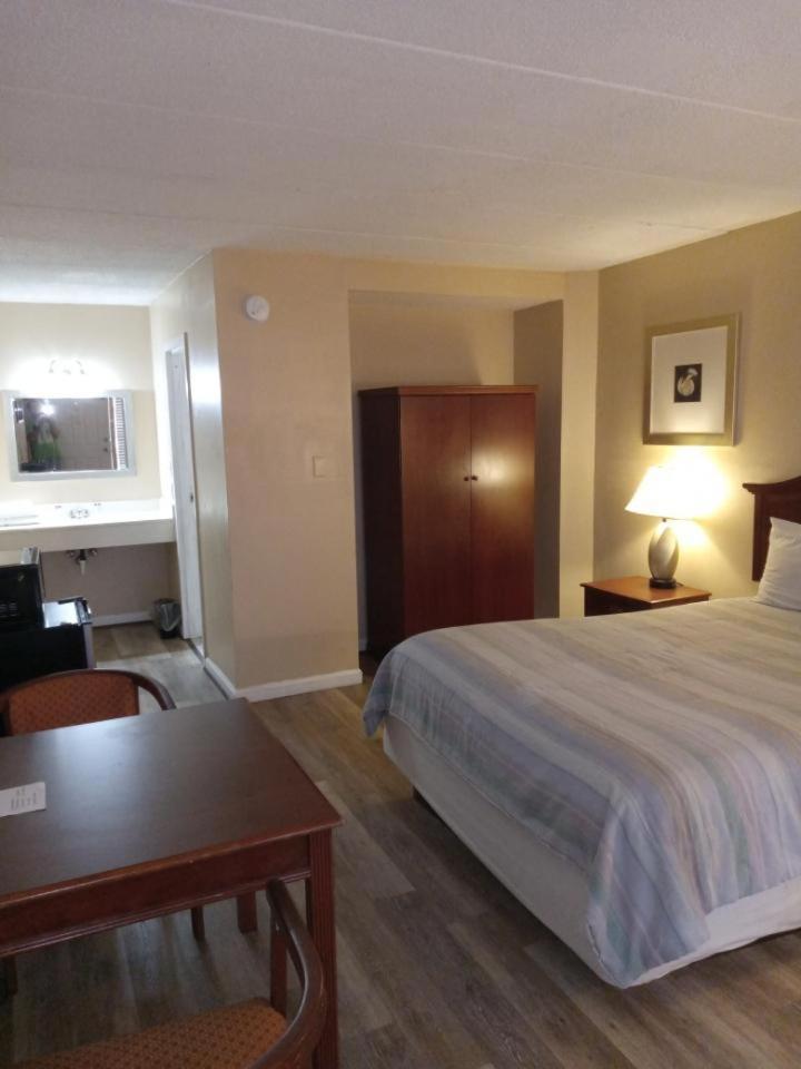 APM Inn and Suites photo 21