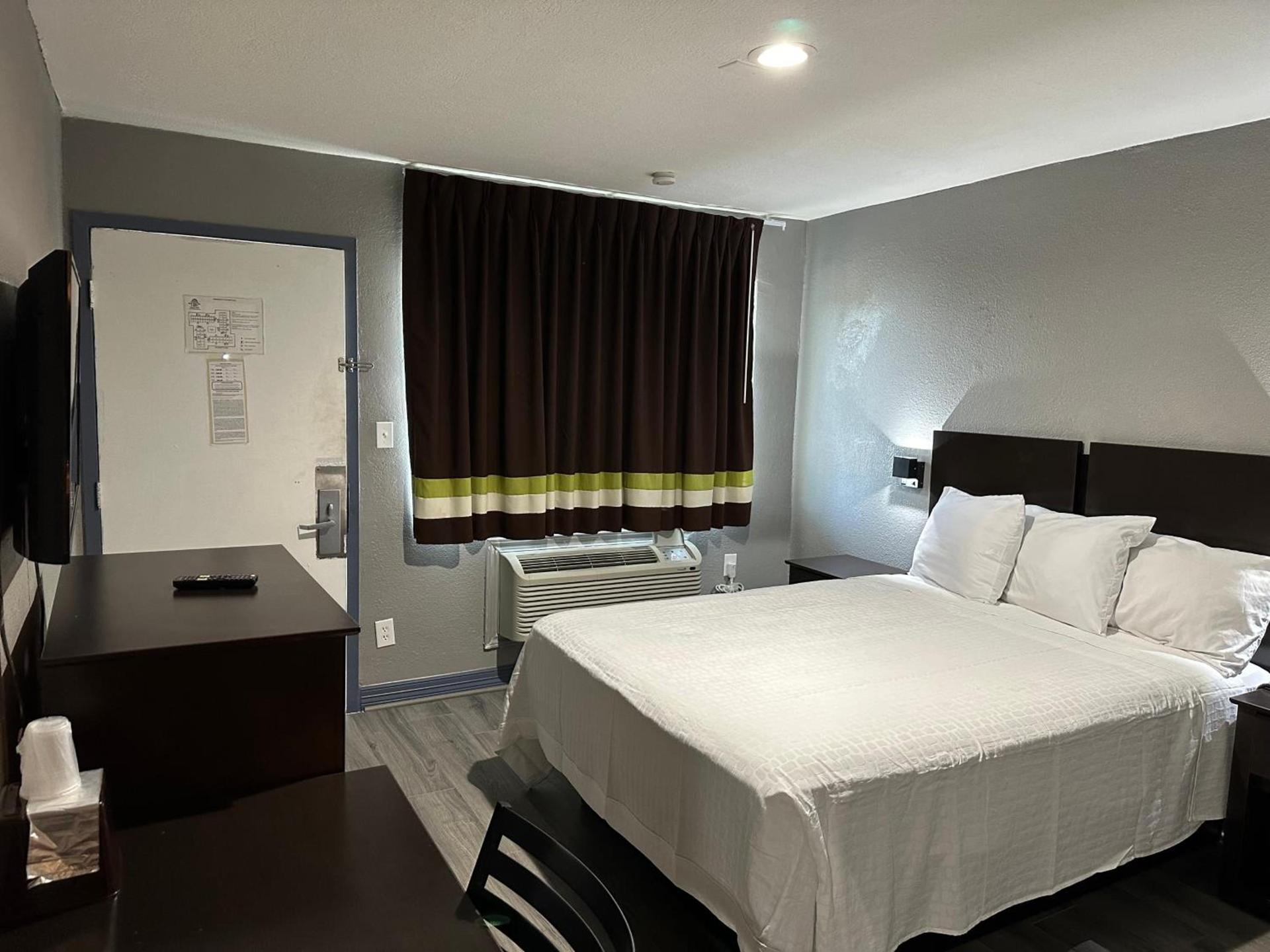Americas Best Value Inn and Suites Groves photo 10