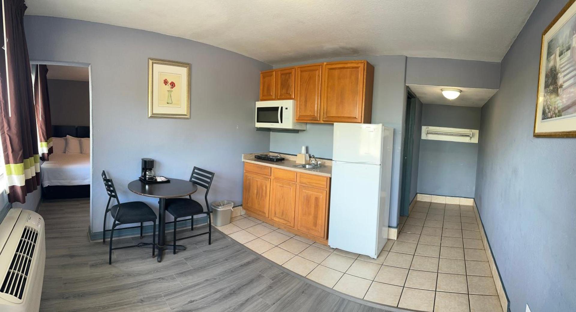 Americas Best Value Inn and Suites Groves photo 3