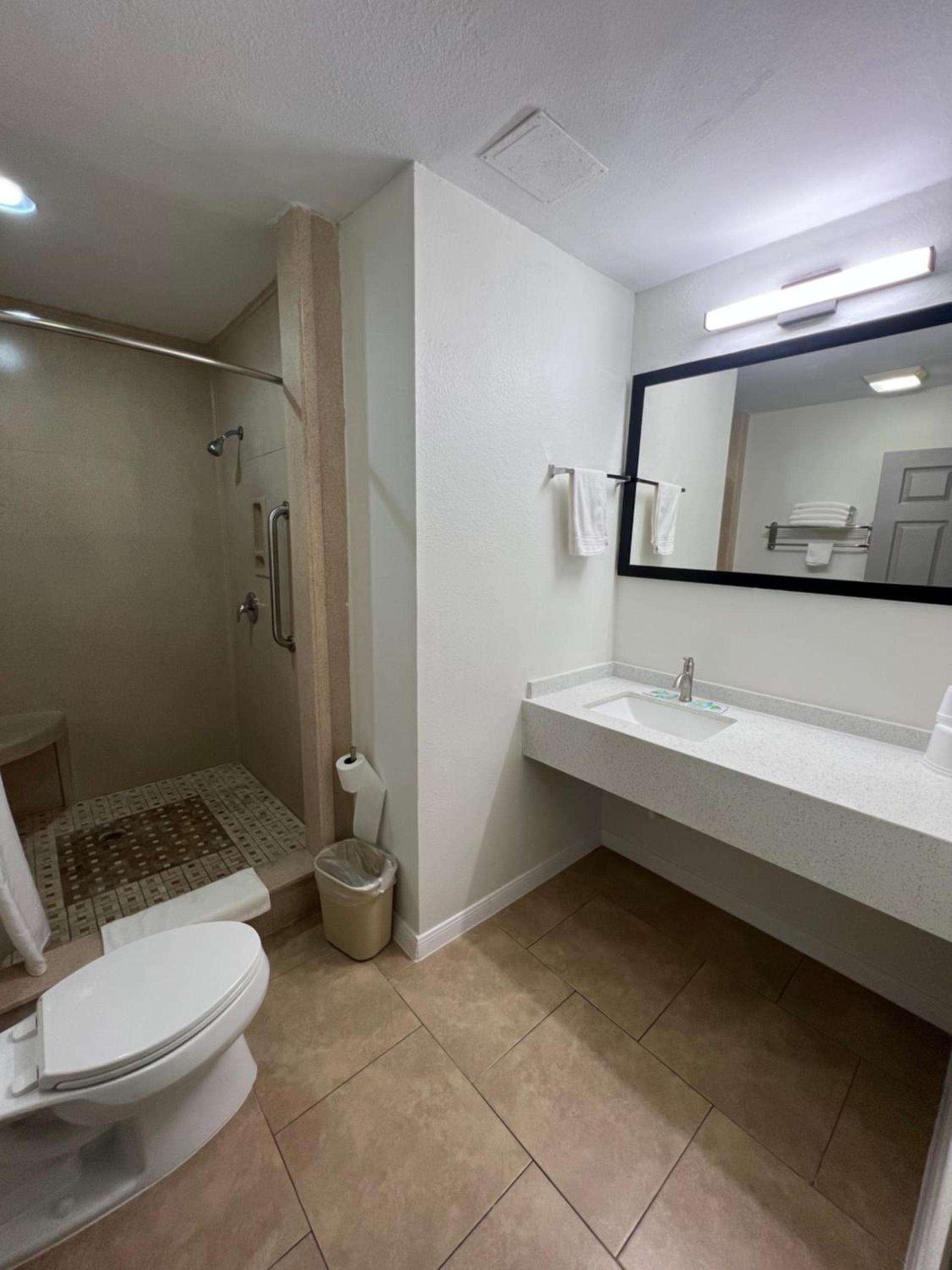 Super 8 by Wyndham McAllen-Downtown-Airport-LA Plaza Mall photo 25