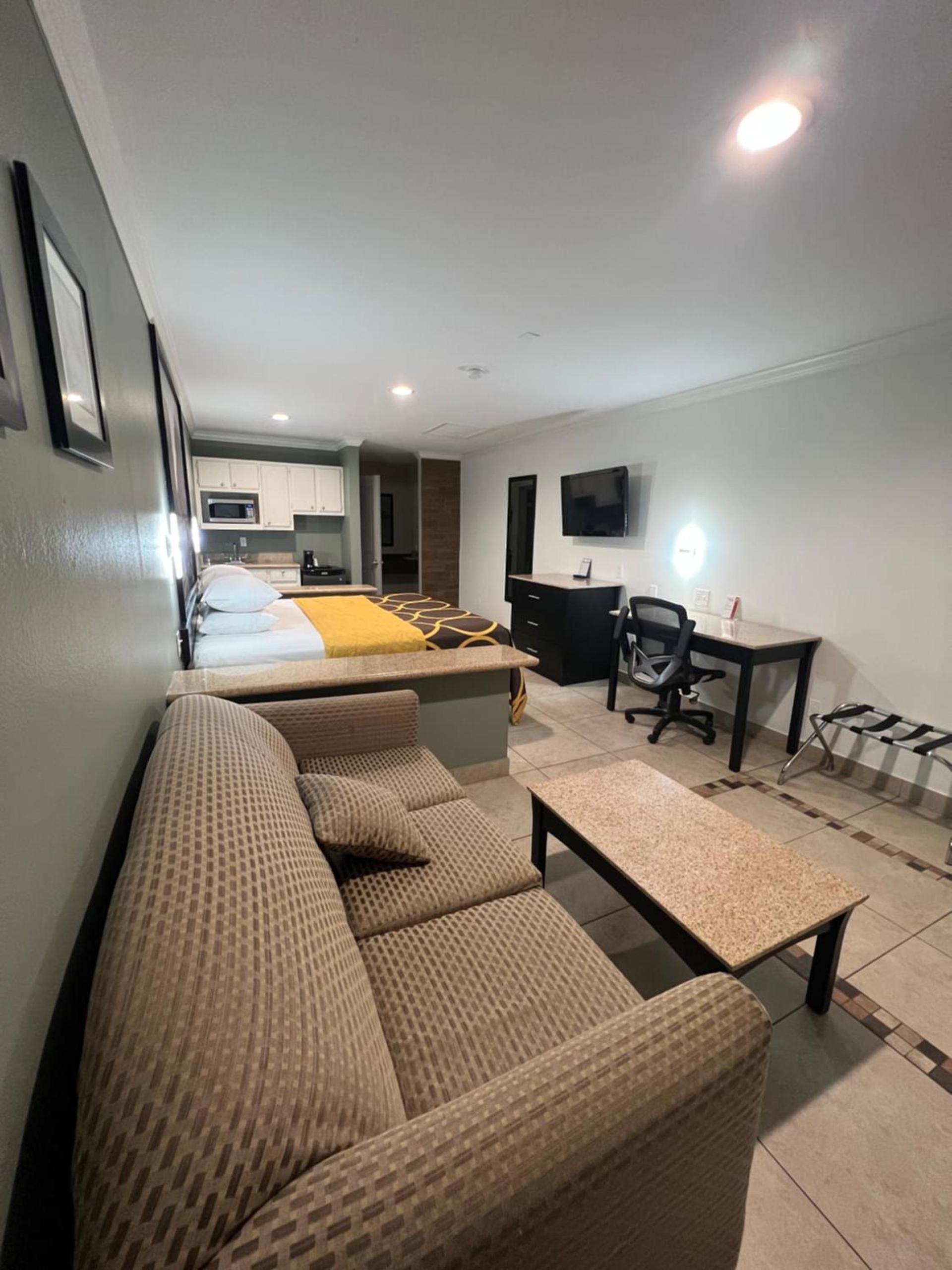Super 8 by Wyndham McAllen-Downtown-Airport-LA Plaza Mall photo 27