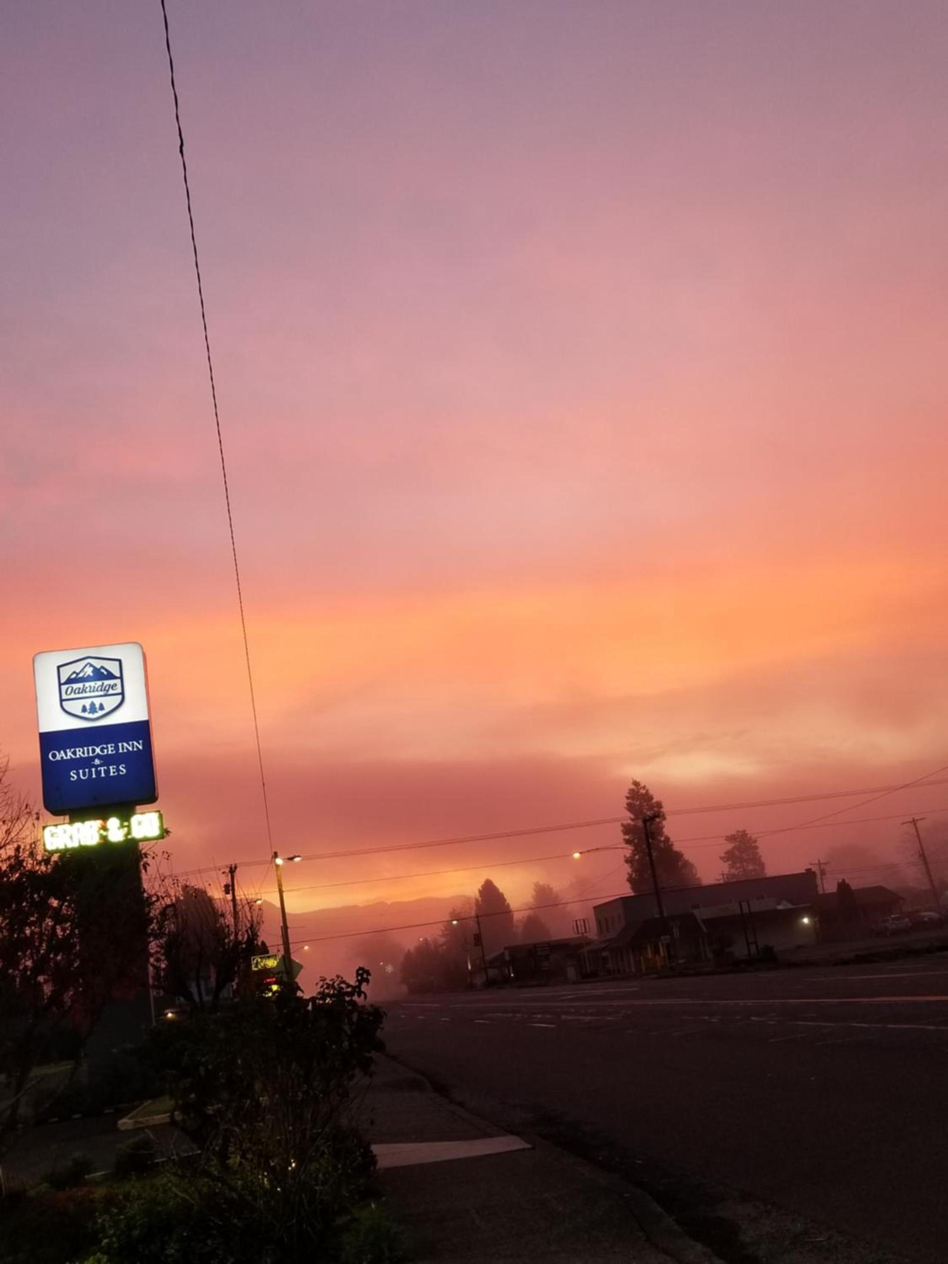Oakridge Inn & Suites photo 17