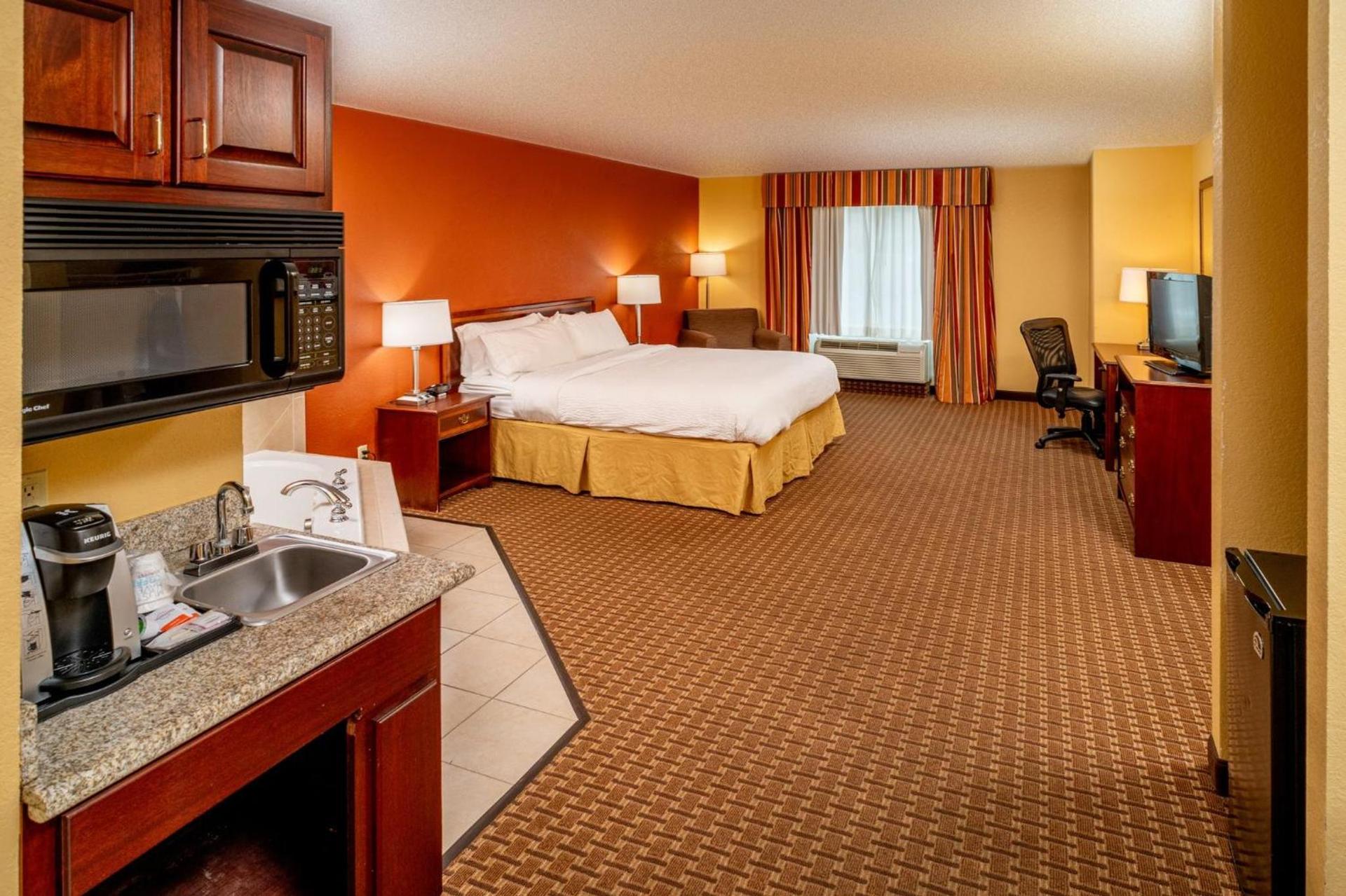 Holiday Inn Express and Suites Hazard by IHG photo 40