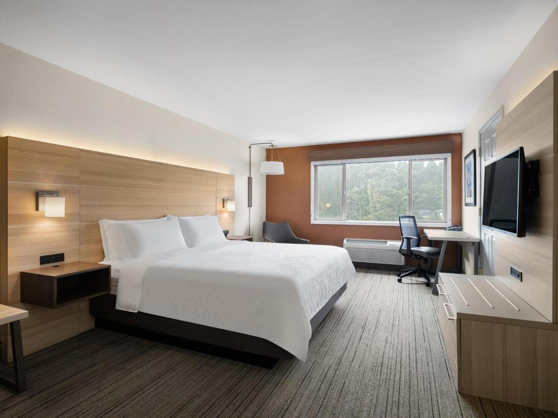 Holiday Inn Express Fort Bragg by IHG photo 39