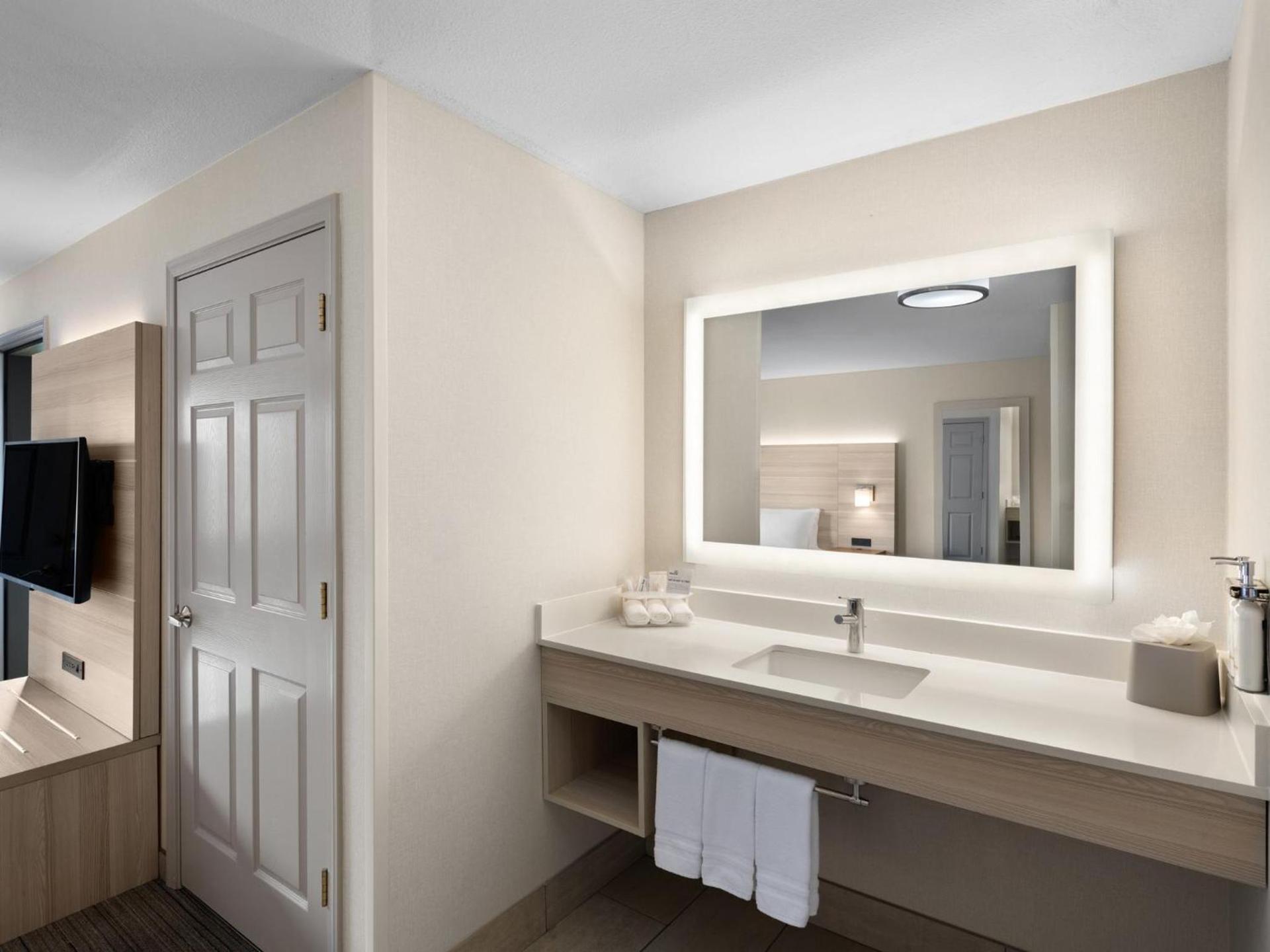 Holiday Inn Express Fort Bragg by IHG photo 18