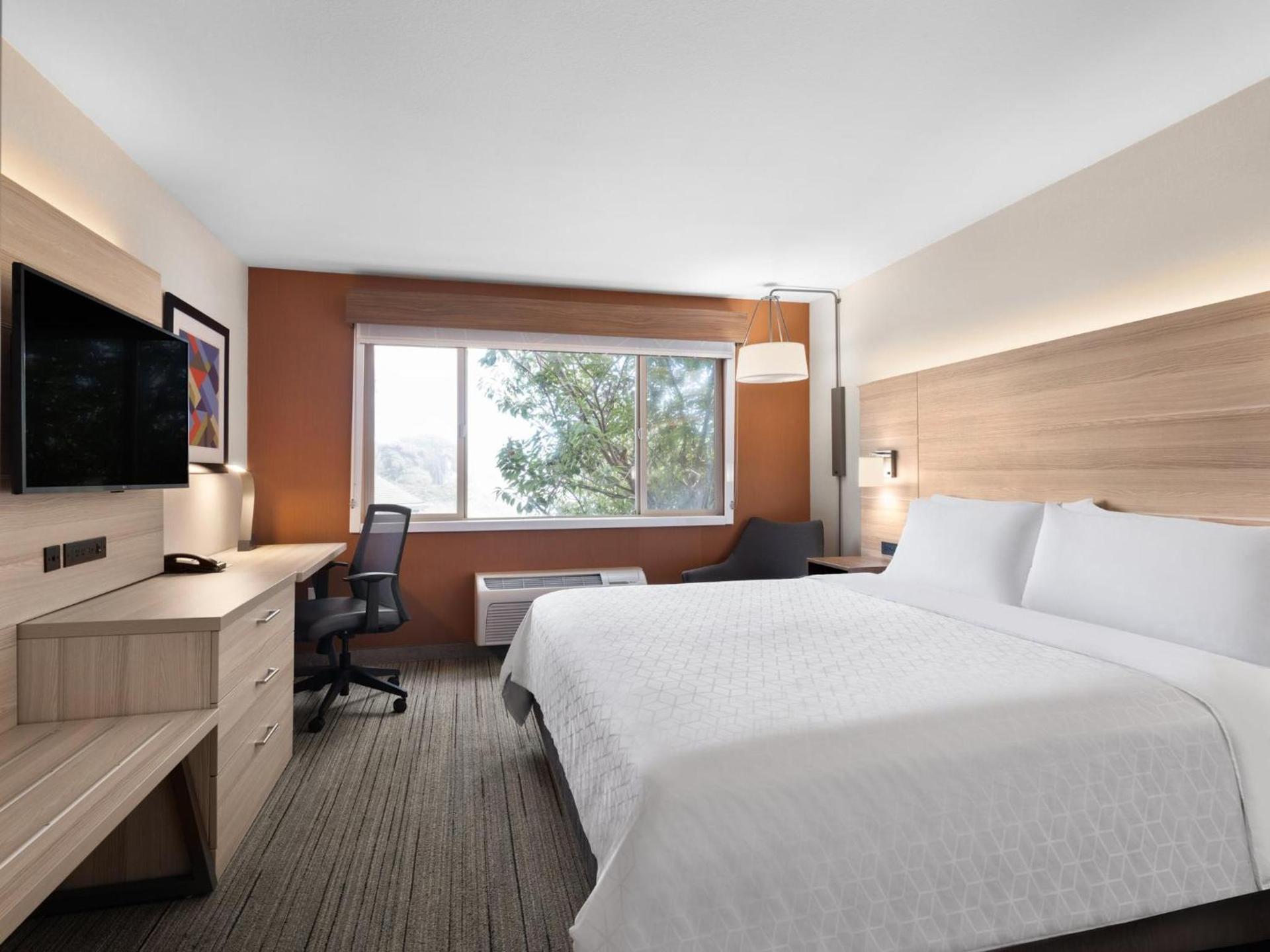 Holiday Inn Express Fort Bragg by IHG photo 45