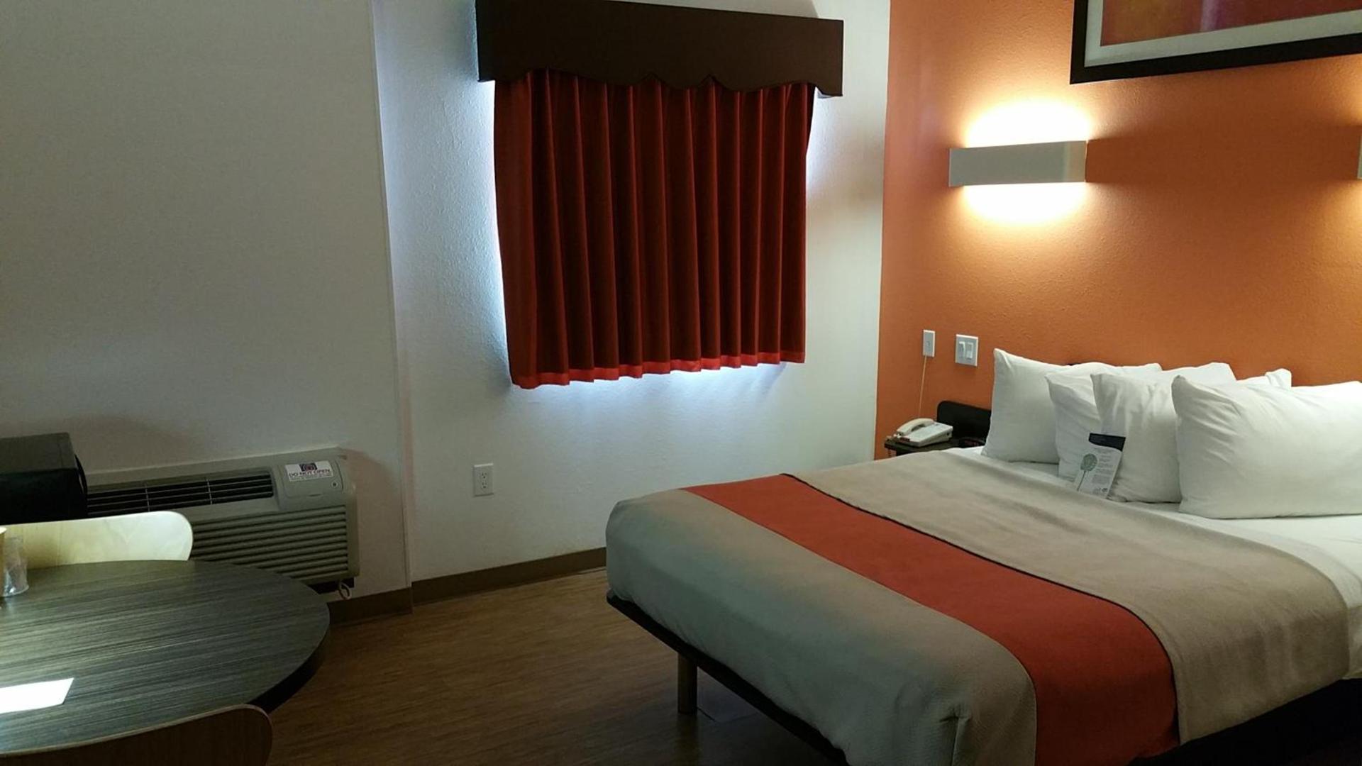 Motel 6-Eagle Pass, TX - Lakeside photo 36