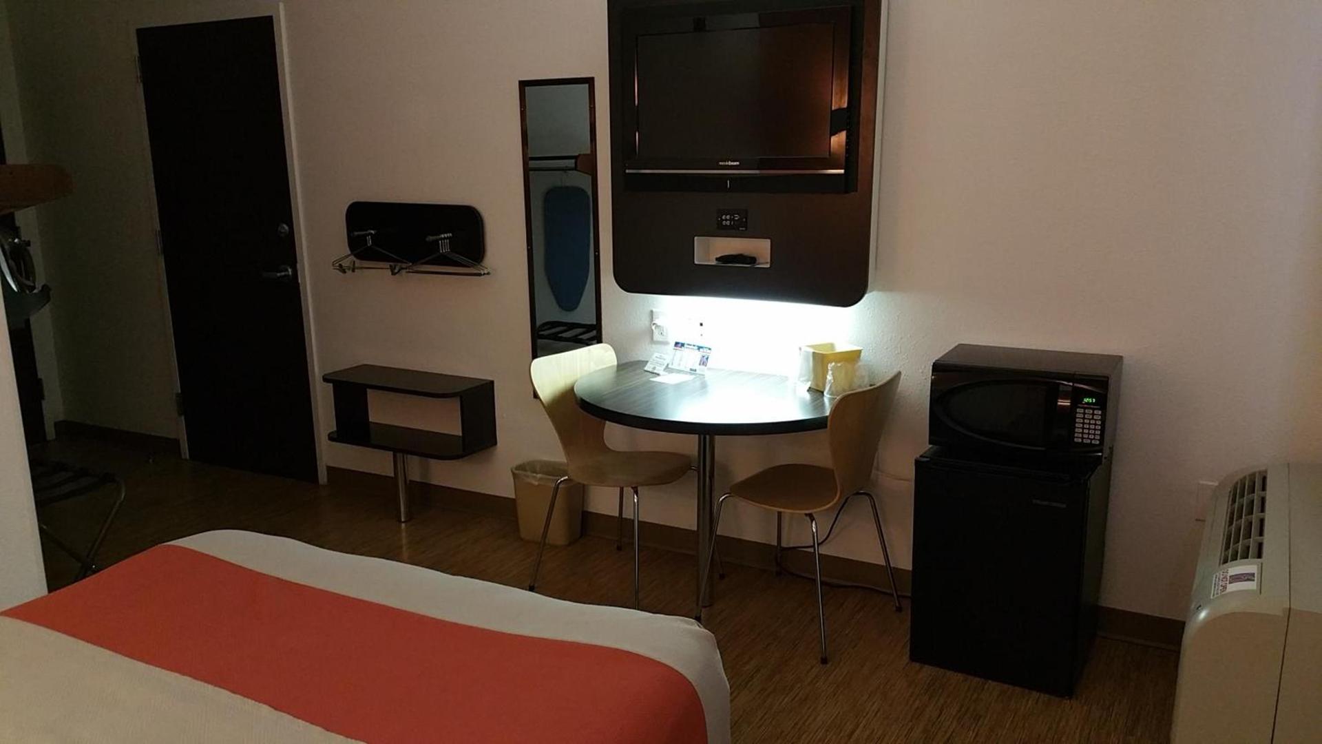 Motel 6-Eagle Pass, TX - Lakeside photo 43
