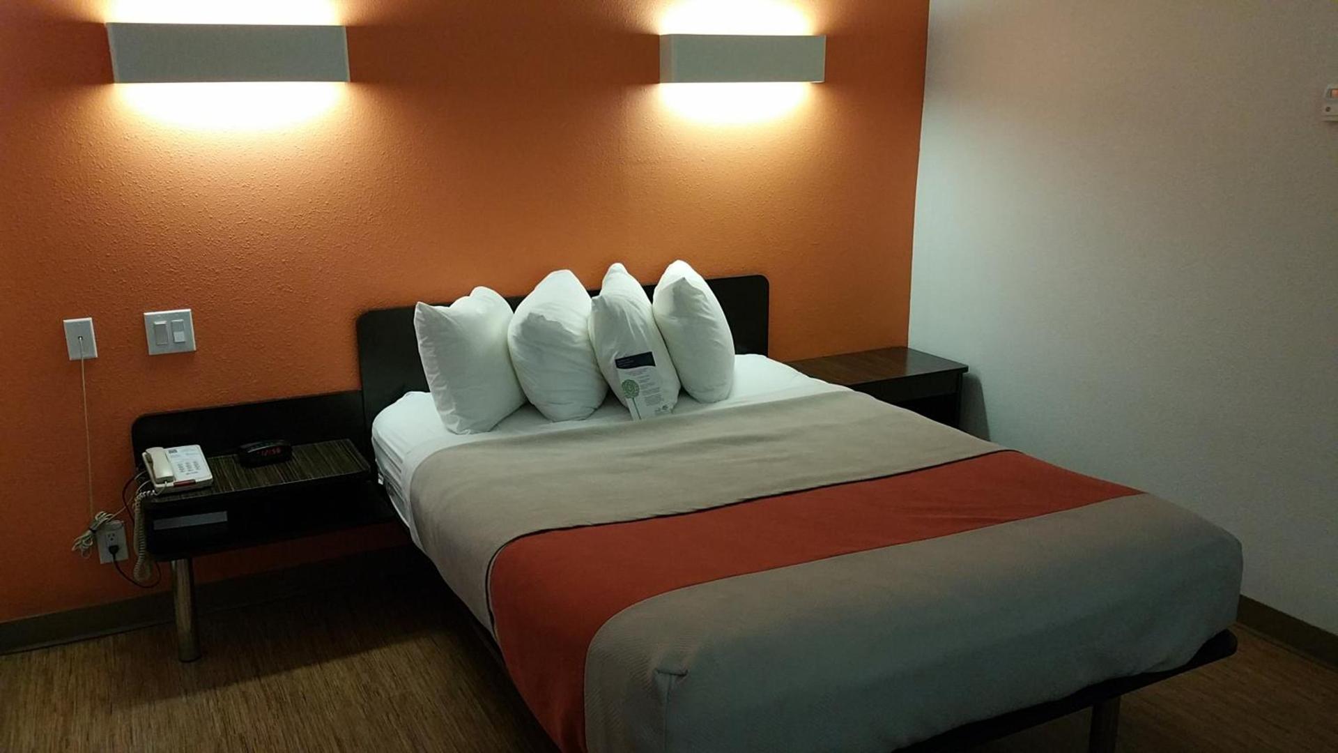 Motel 6-Eagle Pass, TX - Lakeside photo 45