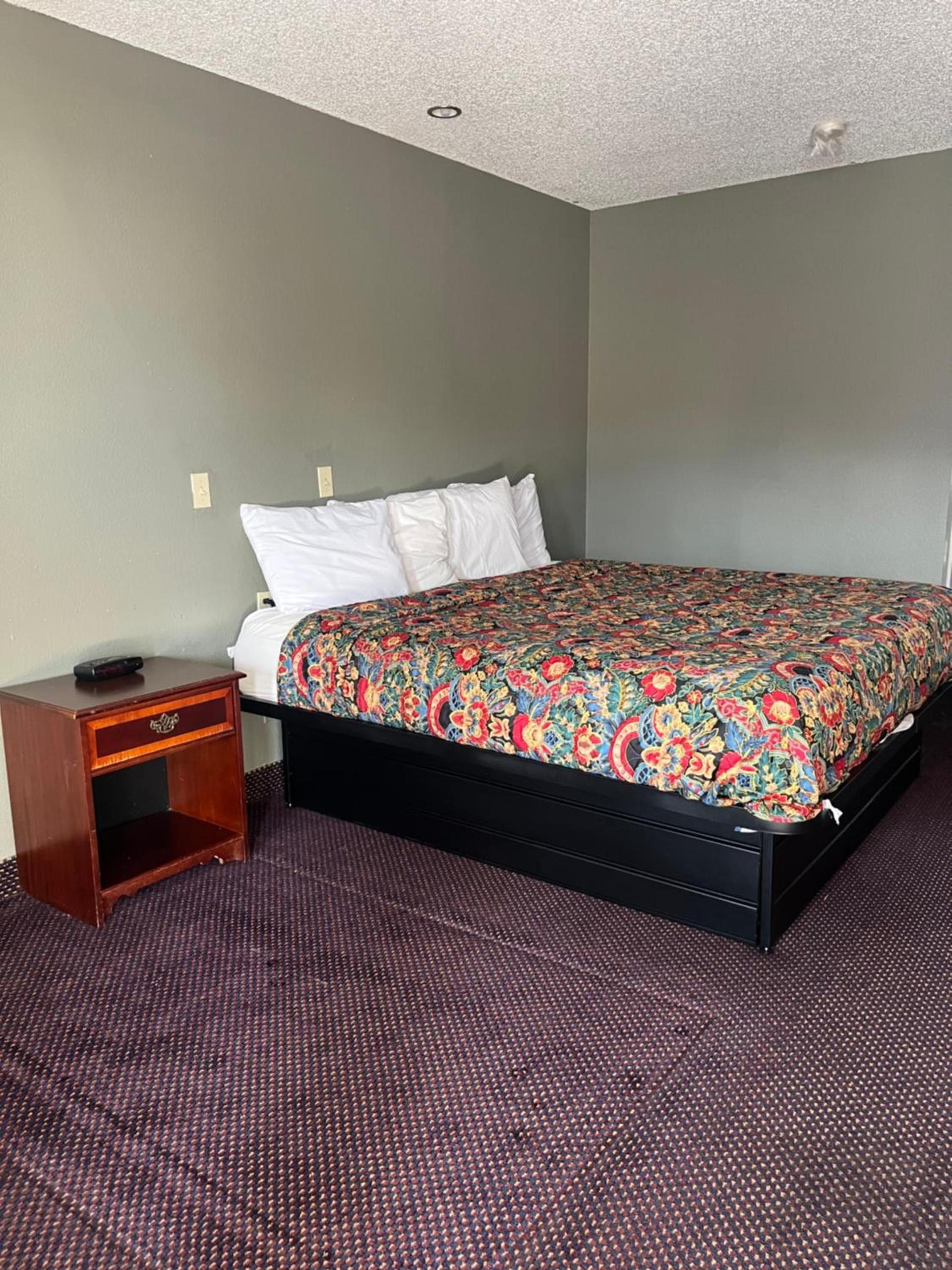 Hallmark Inn and Suites photo 8