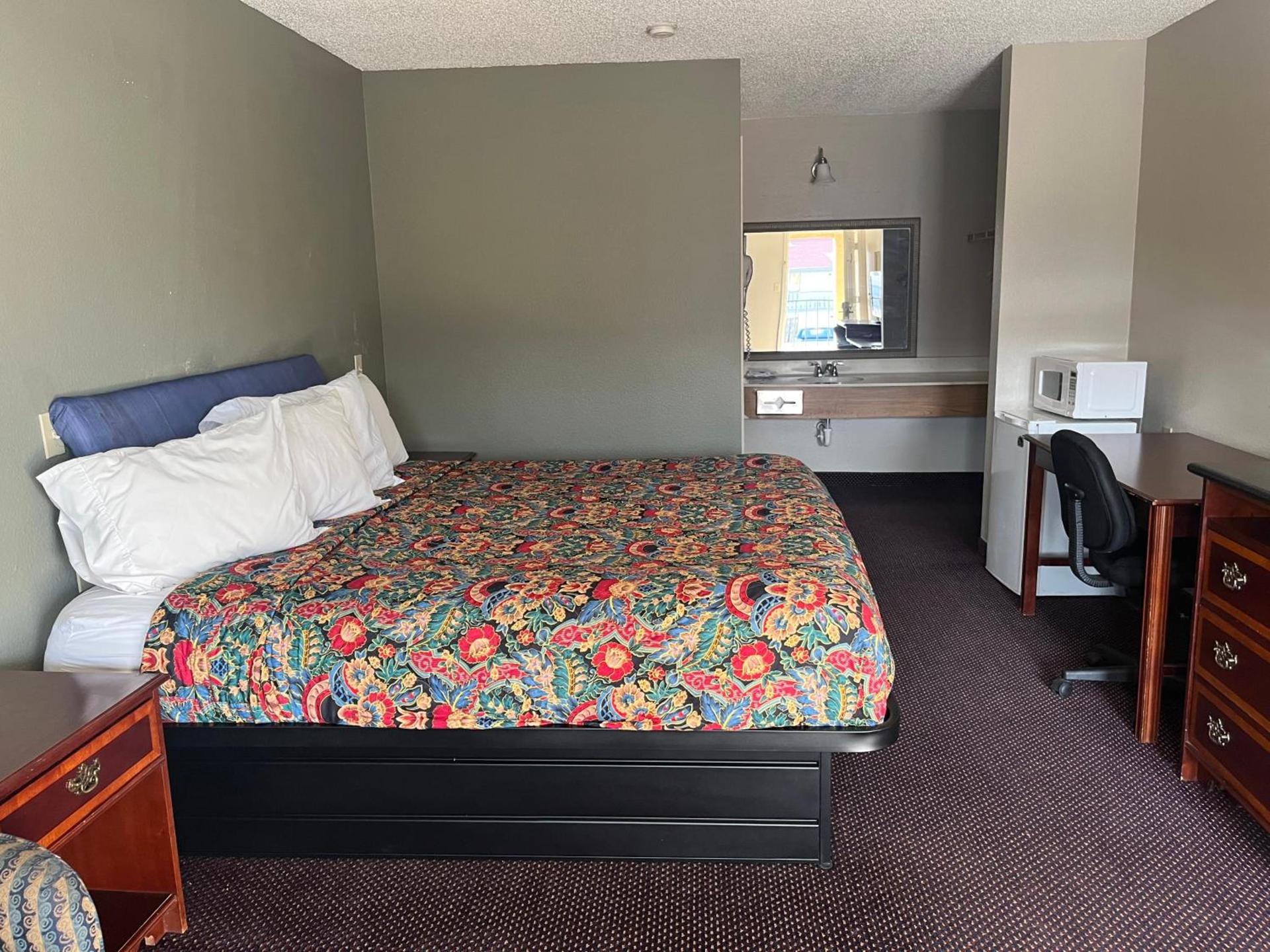 Hallmark Inn and Suites photo 7