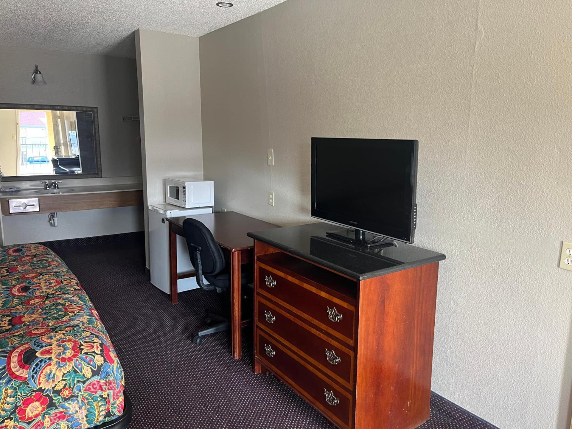 Hallmark Inn and Suites photo 5