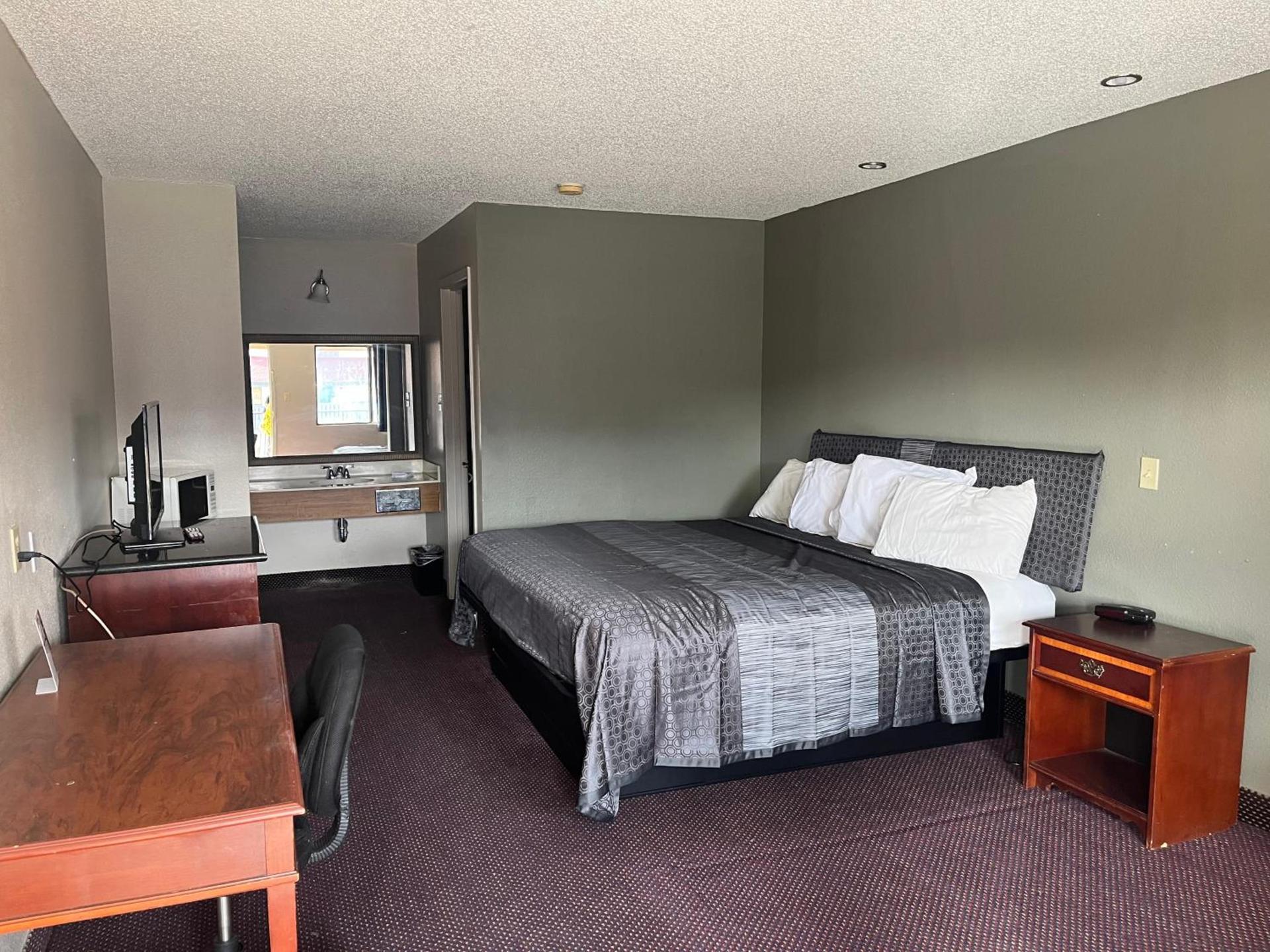 Hallmark Inn and Suites photo 4