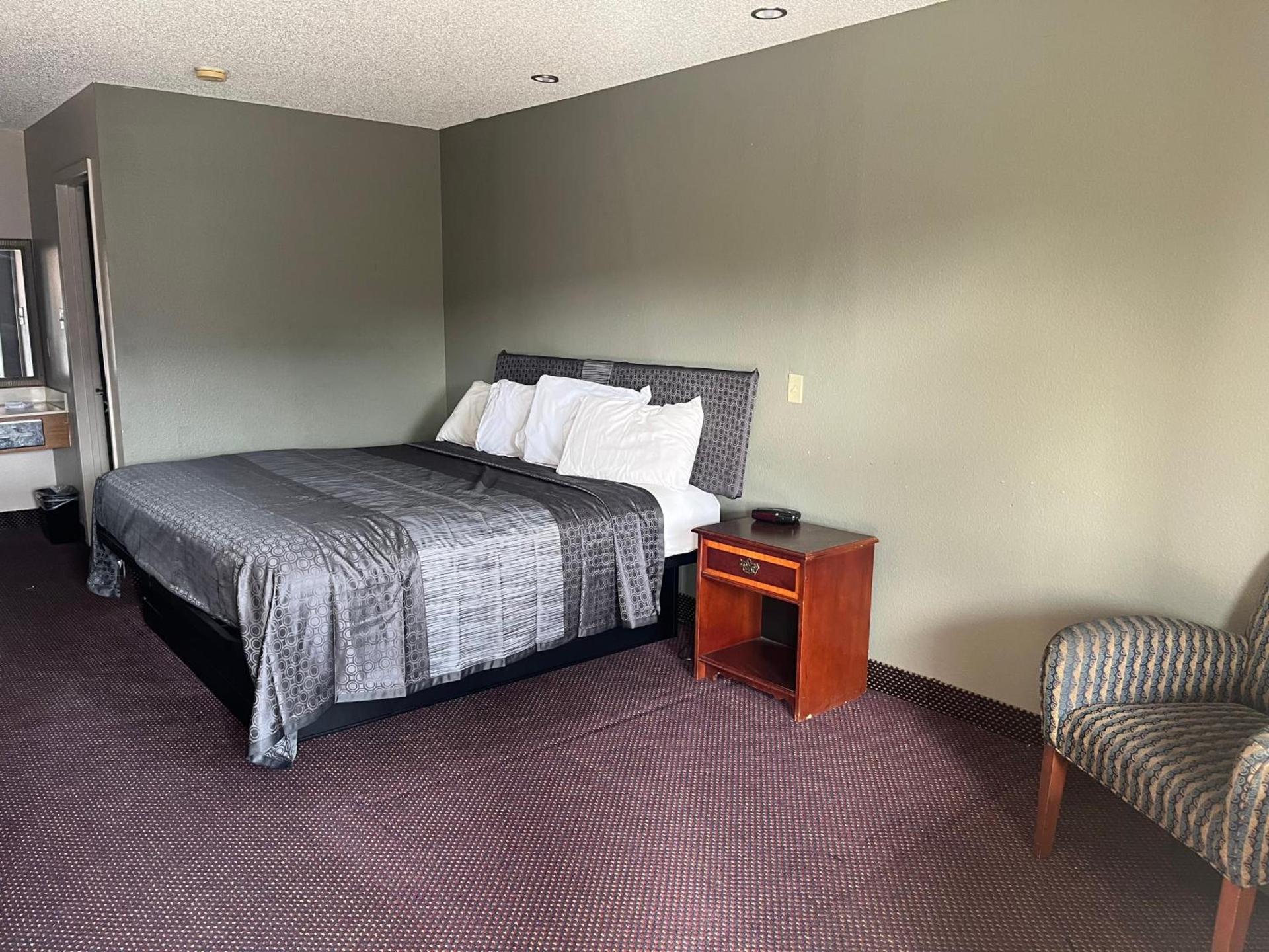 Hallmark Inn and Suites photo 3
