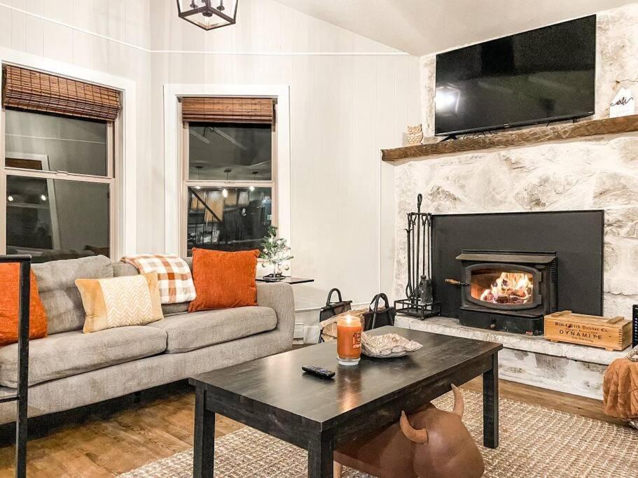 NEW Remodeled Cozy Mountain Getaway photo 6