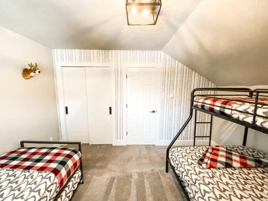NEW Remodeled Cozy Mountain Getaway photo 14