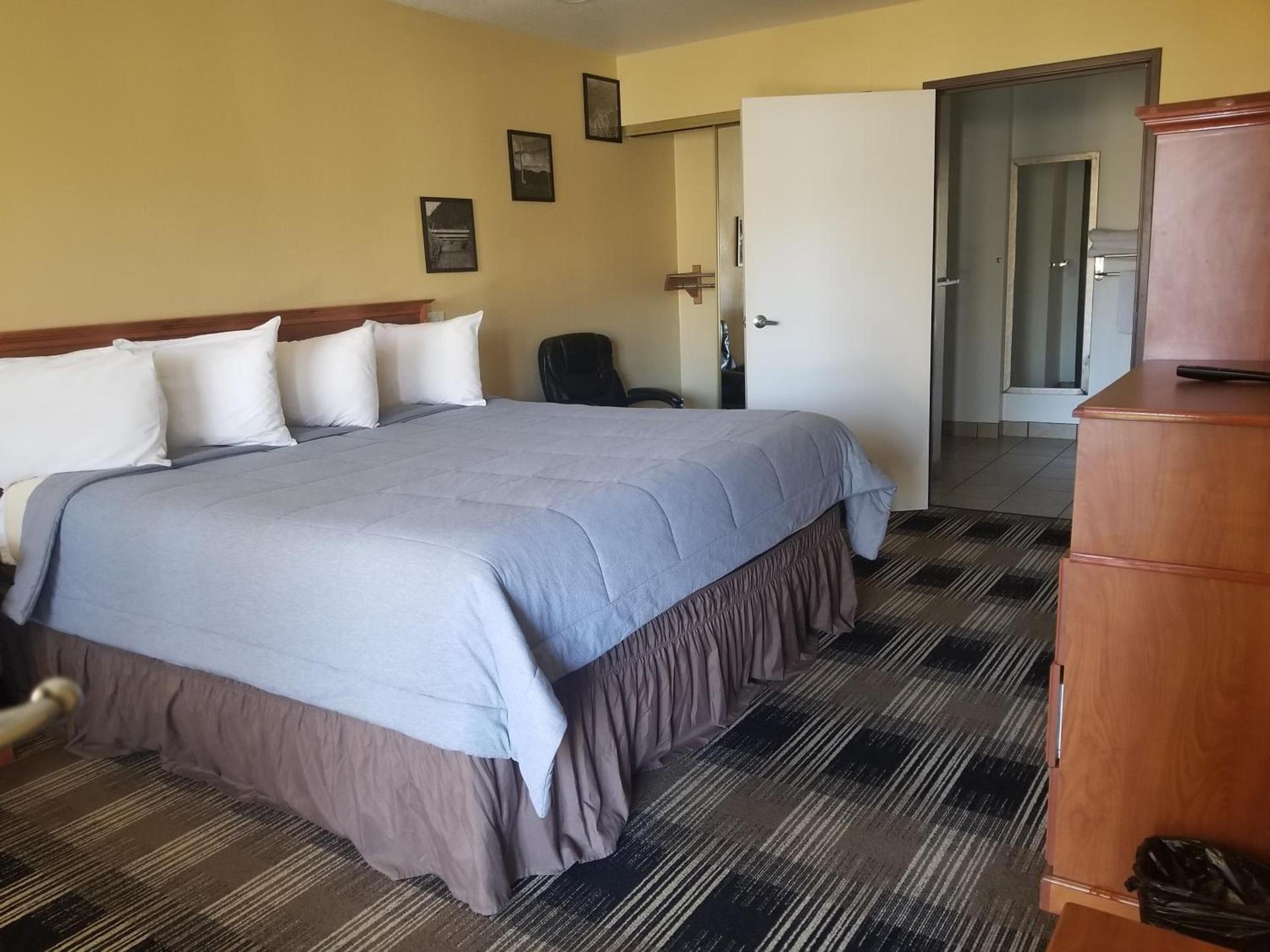 Oakridge Inn & Suites photo 22