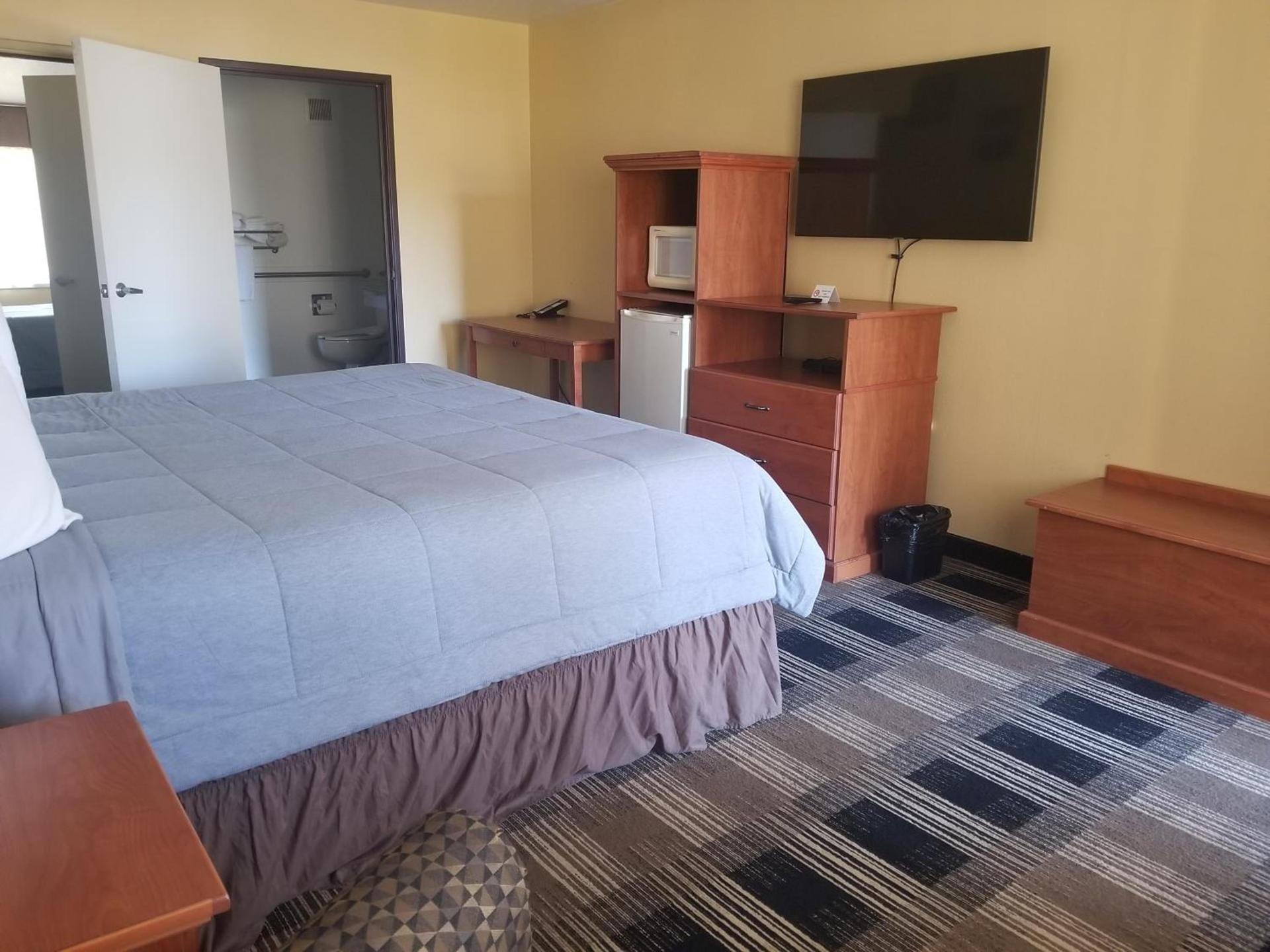 Oakridge Inn & Suites photo 23