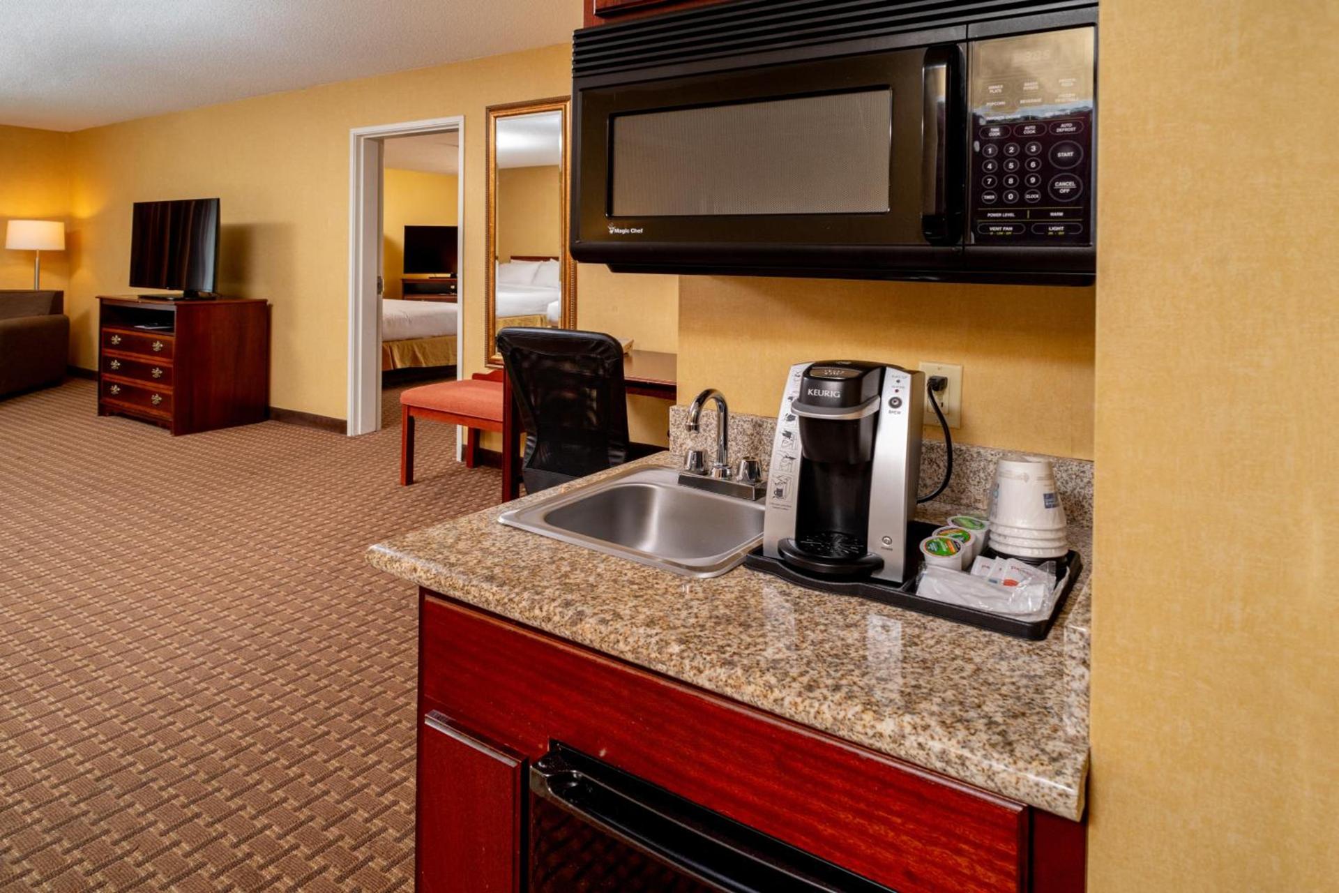 Holiday Inn Express and Suites Hazard by IHG photo 5