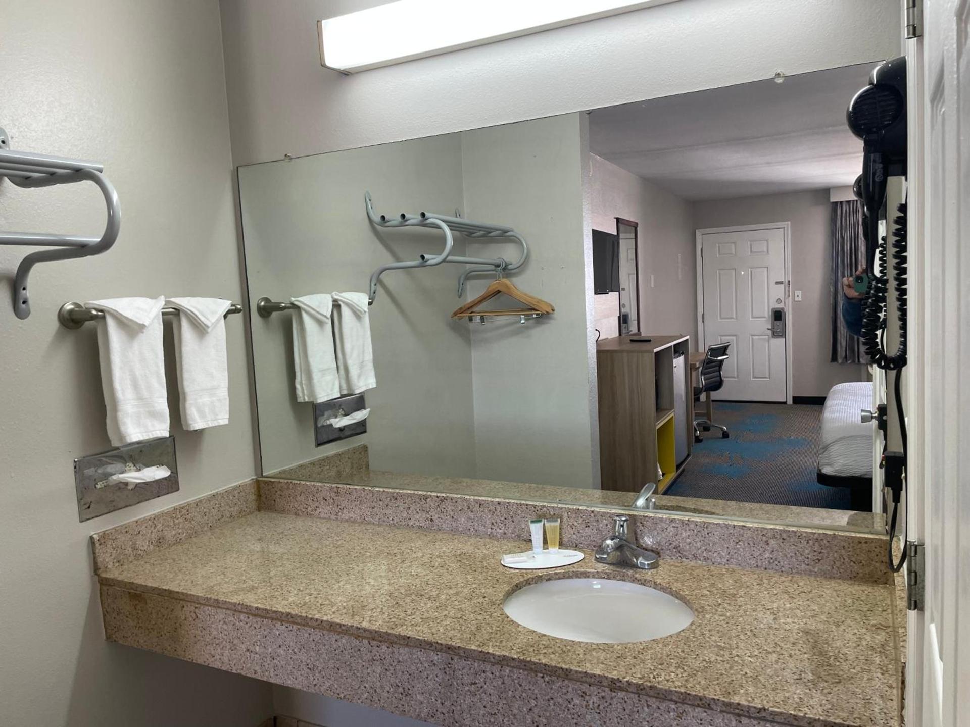 Days Inn by Wyndham Temple photo 14