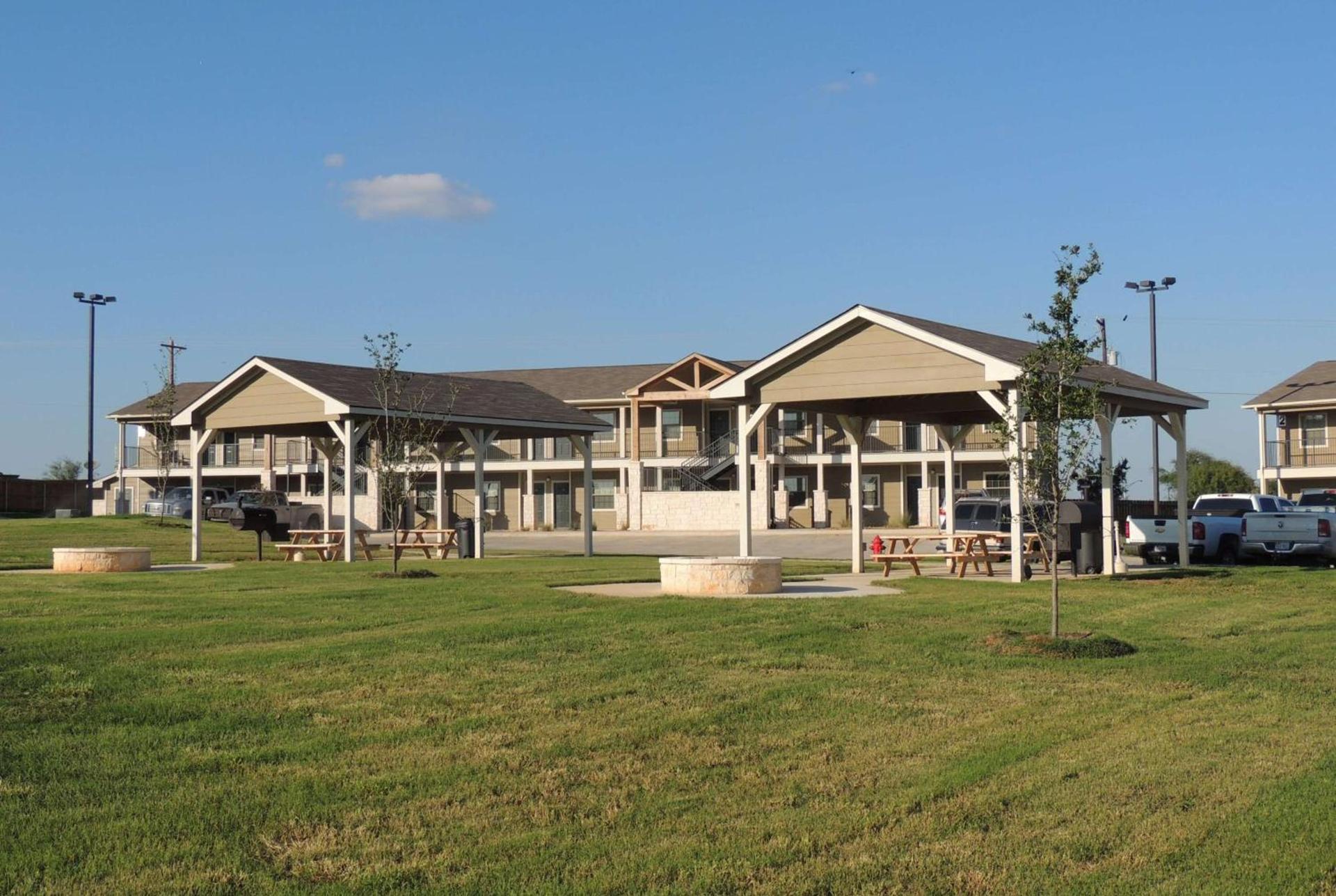 Eagle's Den Suites Cotulla a Travelodge by Wyndham photo 2