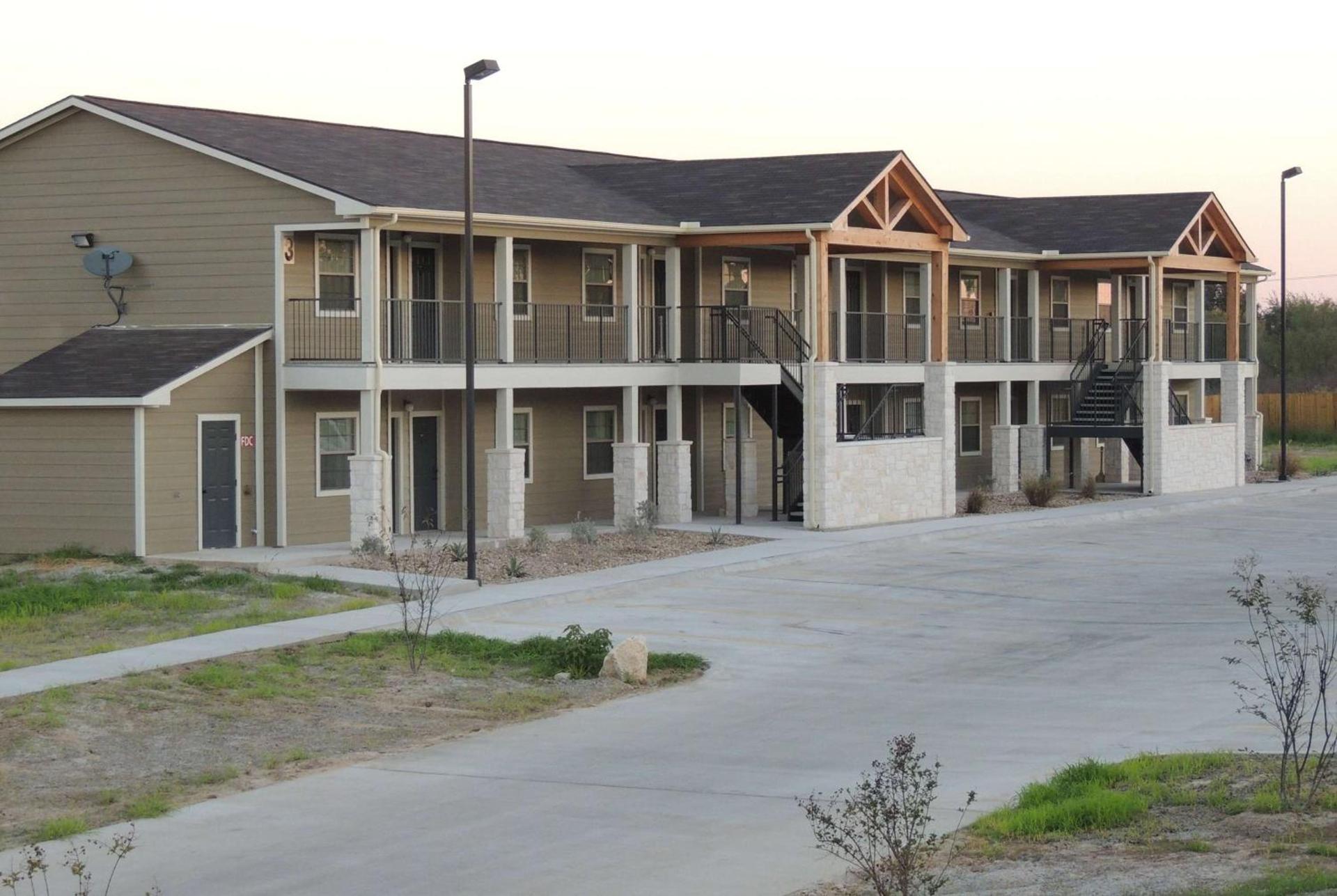 Eagle's Den Suites Cotulla a Travelodge by Wyndham photo 4