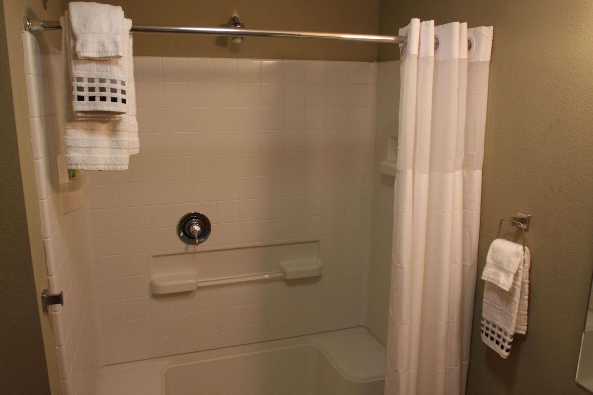 Eagle's Den Suites Cotulla a Travelodge by Wyndham photo 11
