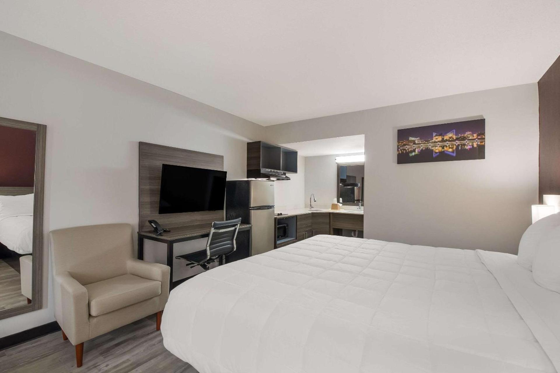 Suburban Studios Cleveland Central photo 22