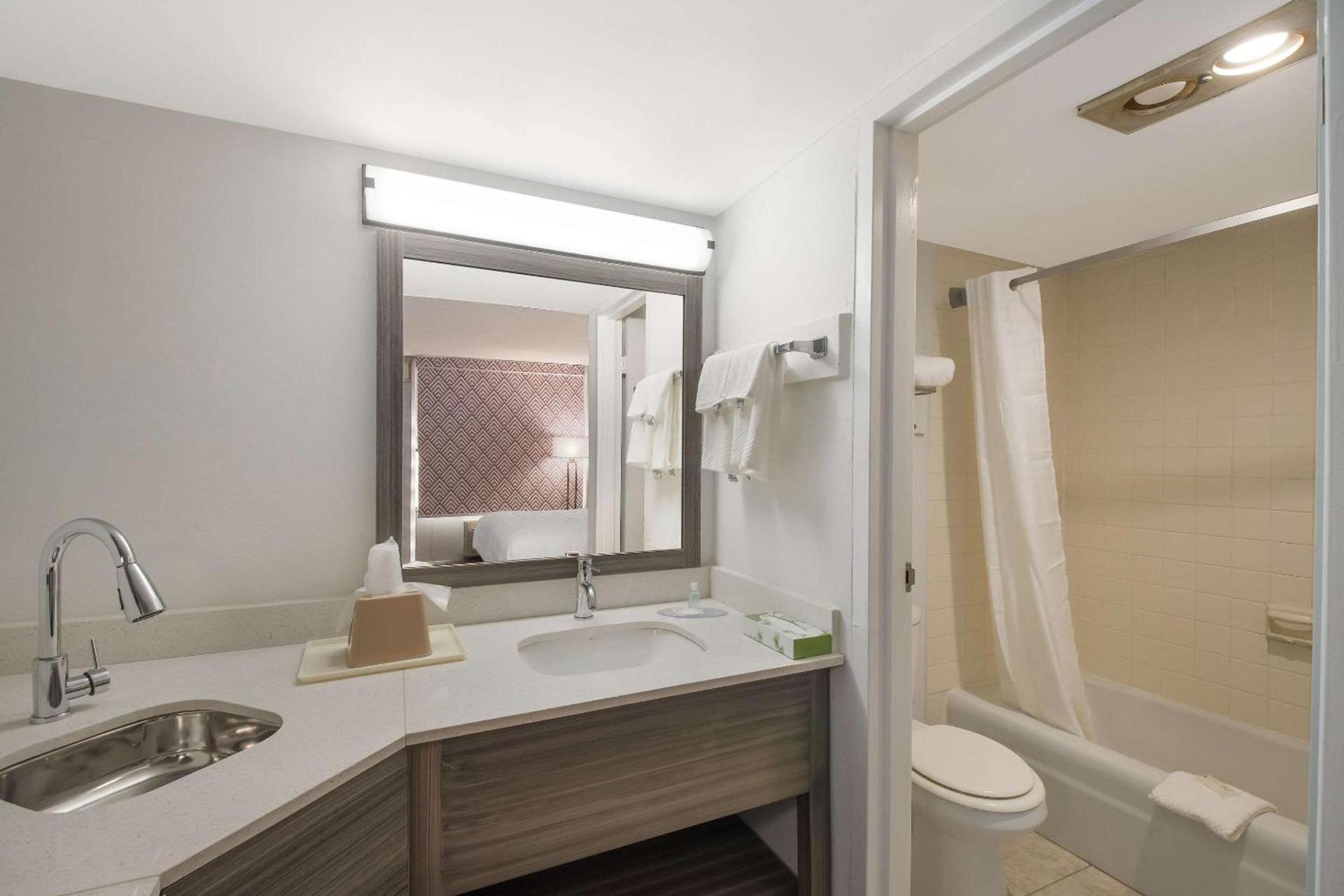 Suburban Studios Cleveland Central photo 25