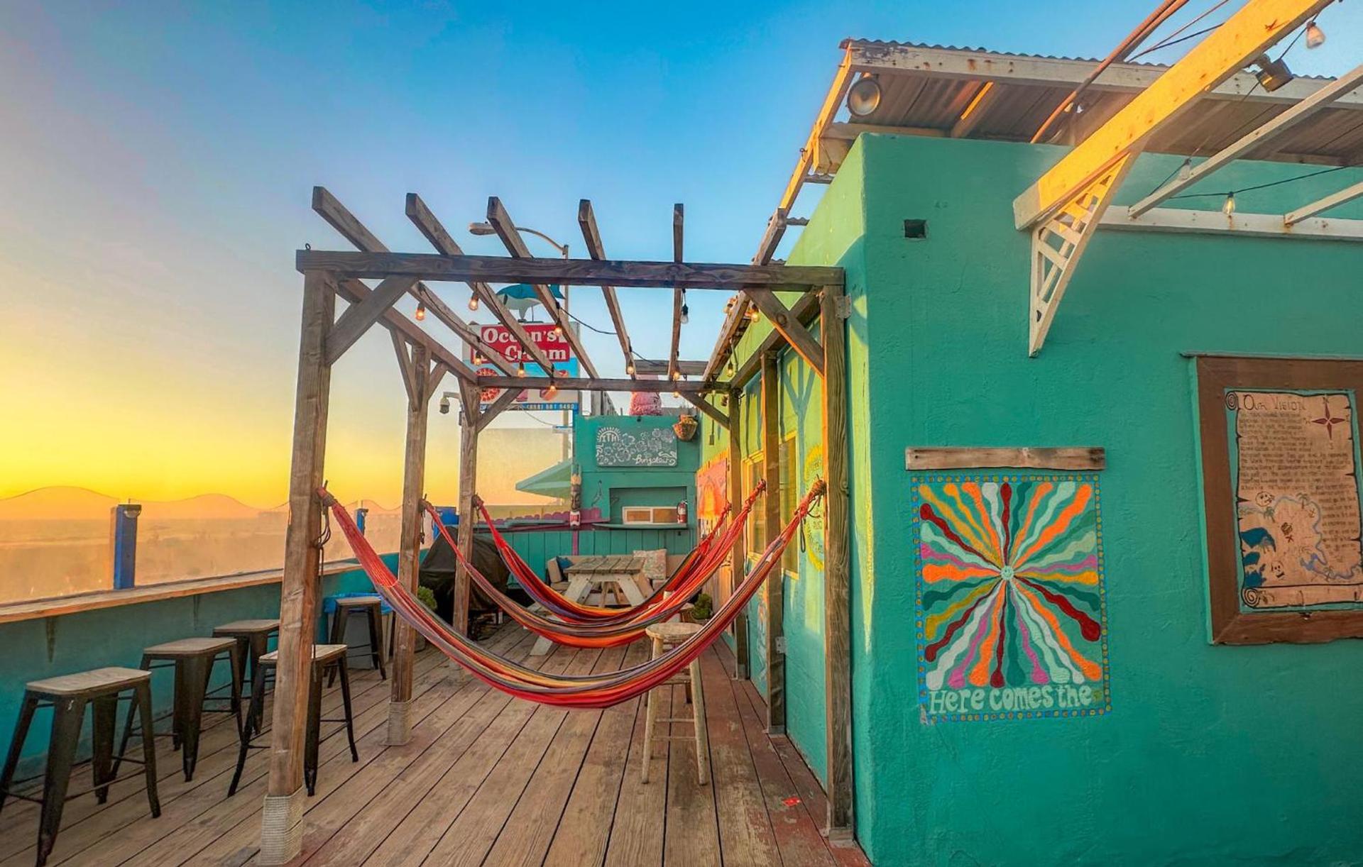 ITH San Diego Beach Bungalow Surf Hostel photo 95