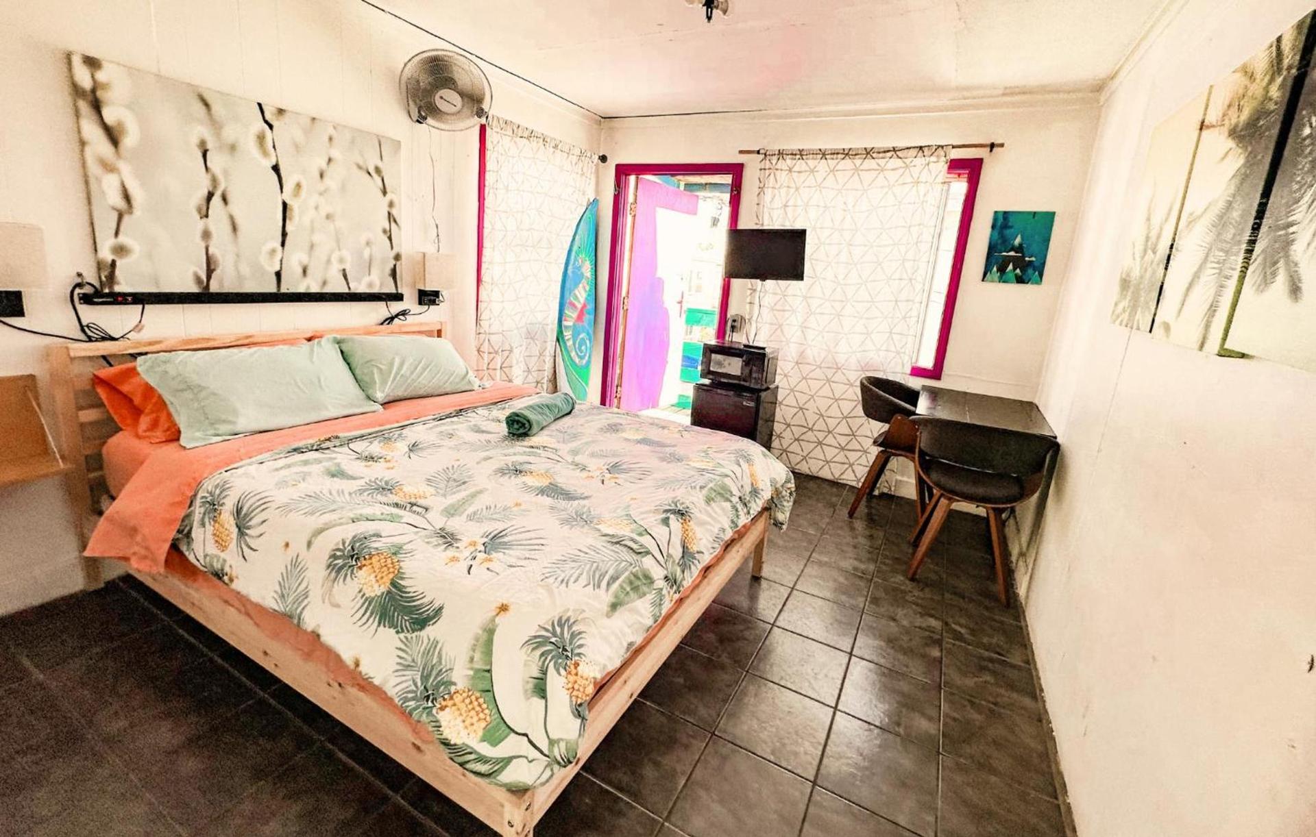 ITH San Diego Beach Bungalow Surf Hostel photo 98