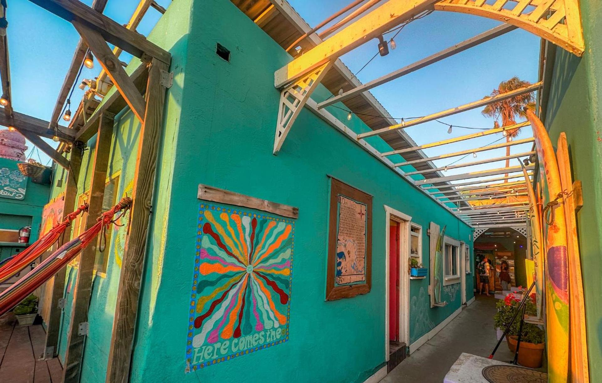 ITH San Diego Beach Bungalow Surf Hostel photo 34