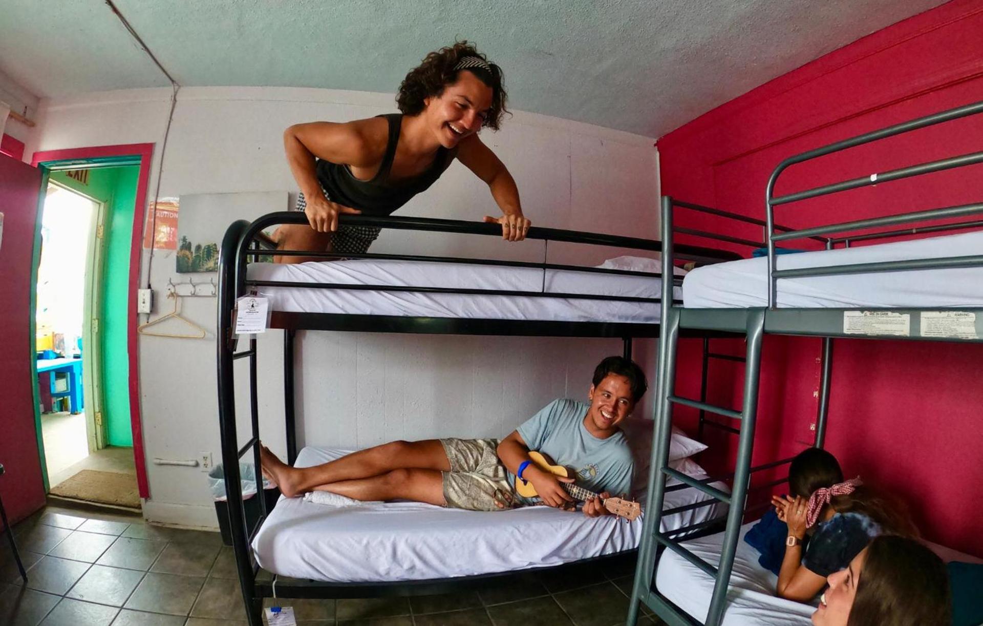 ITH San Diego Beach Bungalow Surf Hostel photo 21