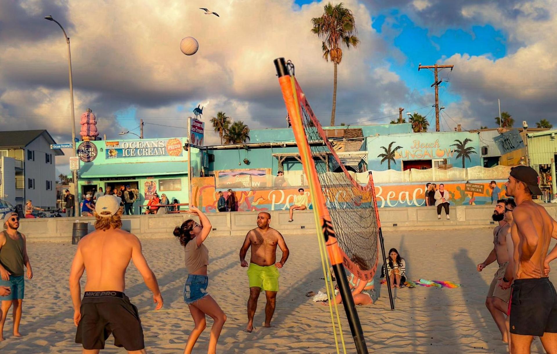 ITH San Diego Beach Bungalow Surf Hostel photo 31